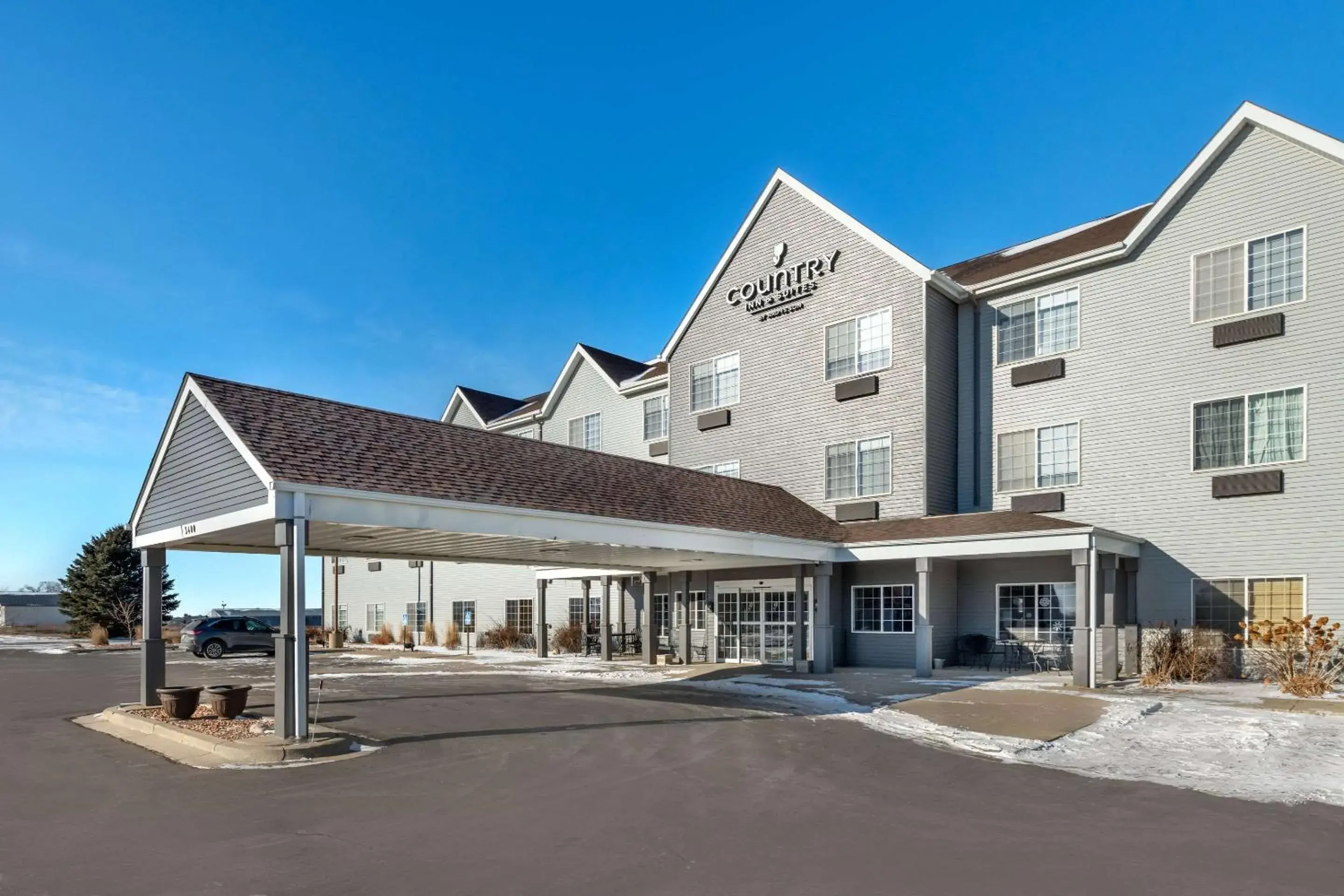 Property building in Country Inn & Suites by Radisson, Watertown, SD Property building in Country Inn & Suites by Radisson, Watertown, SD