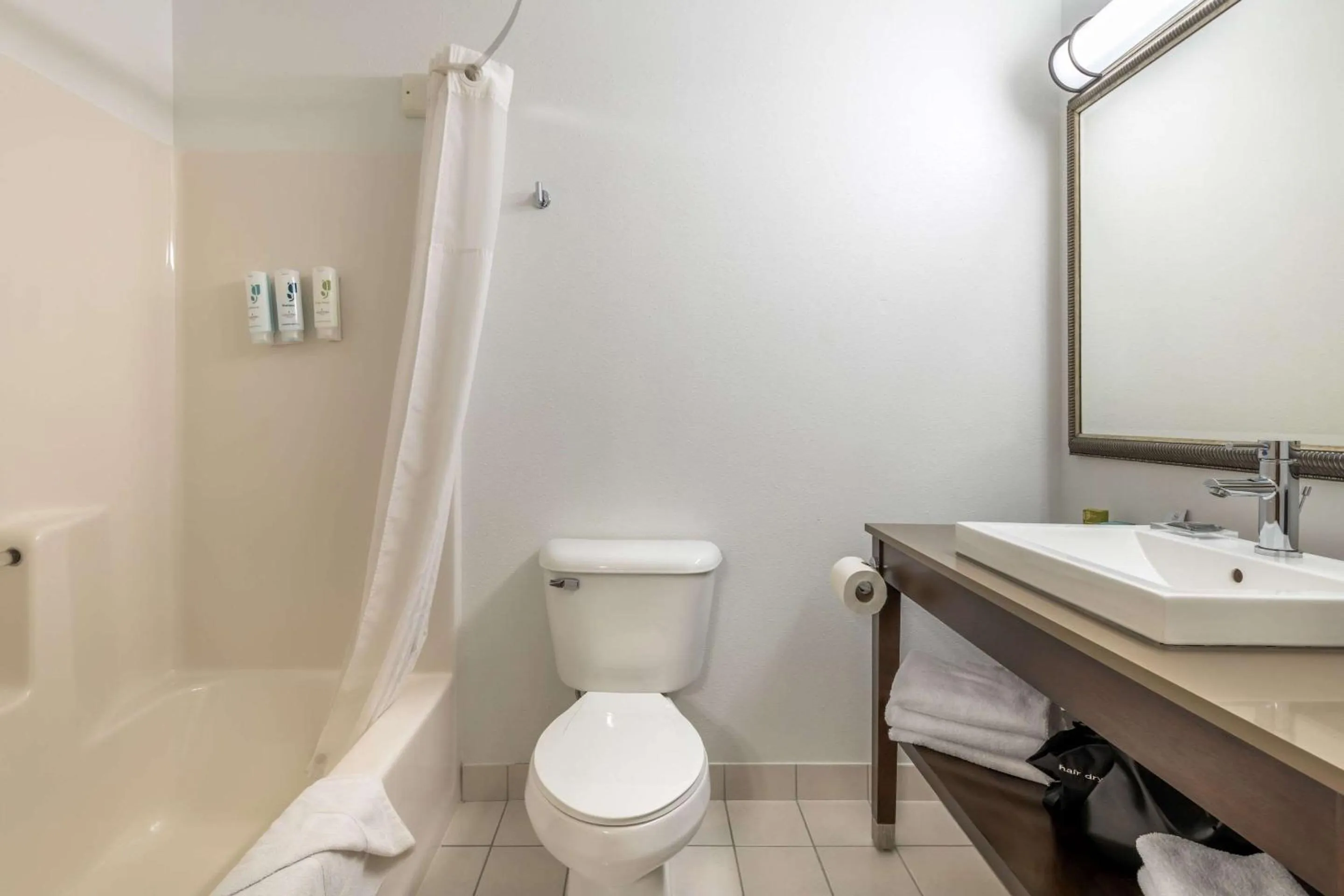 Bedroom in Country Inn & Suites by Radisson, Watertown, SD