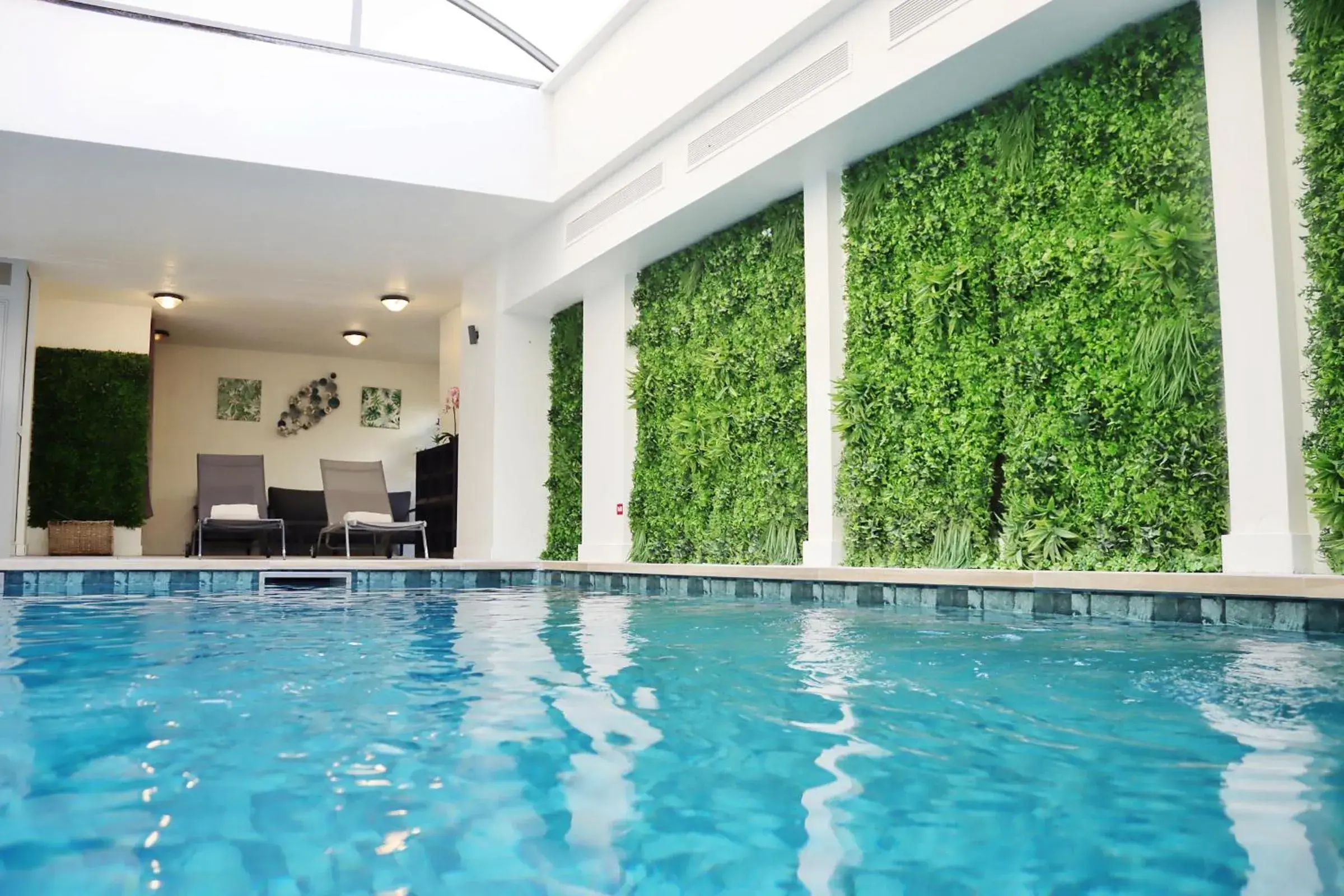 Swimming pool in Hotel Nice Riviera Swimming pool in Hotel Nice Riviera