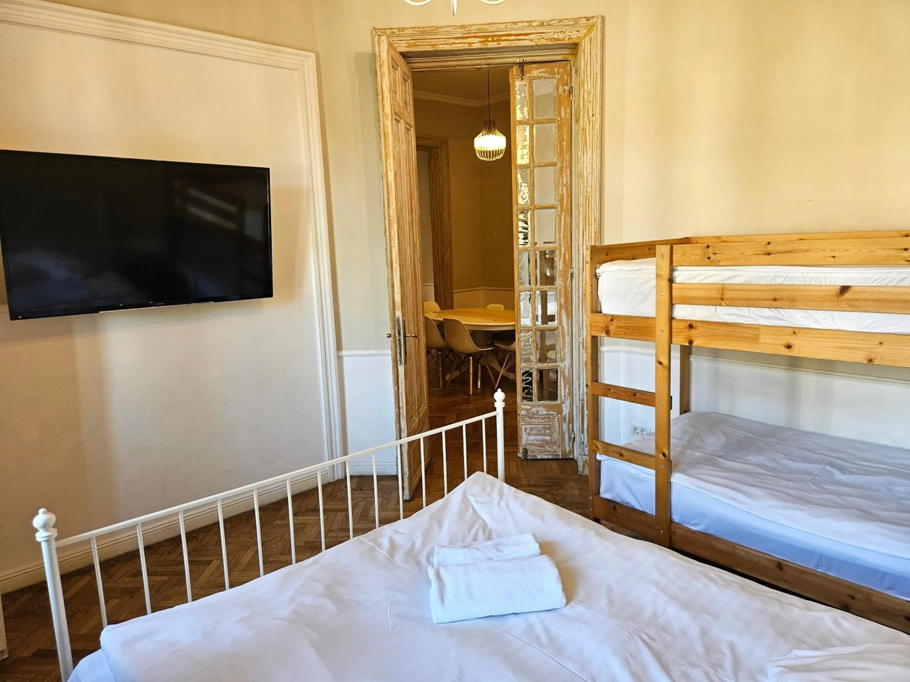 TV and multimedia, Bed in Lascar Catargiu Villa