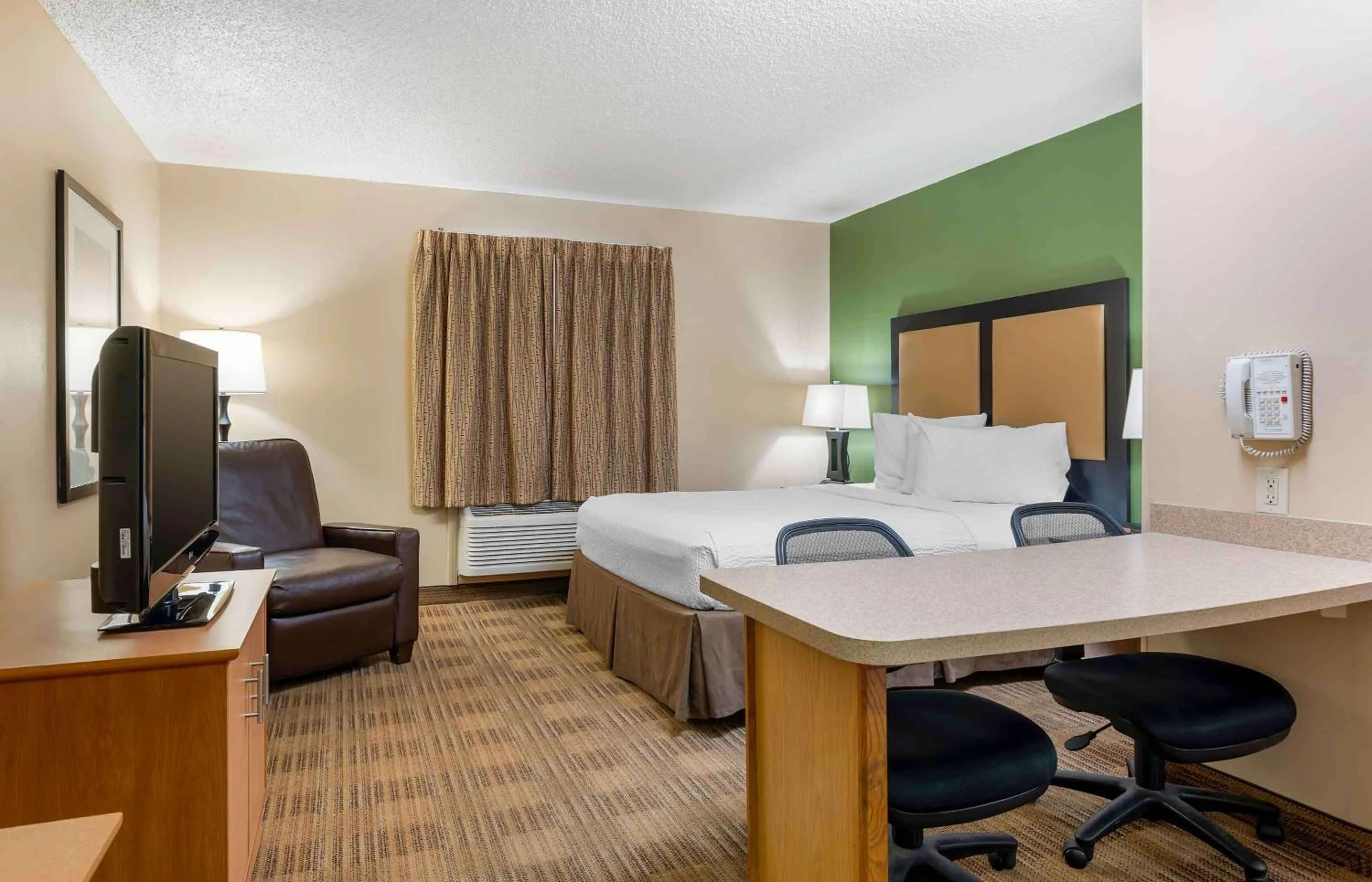 Bedroom, Bed in Extended Stay America Suites - Cincinnati - Blue Ash - Reagan Hwy