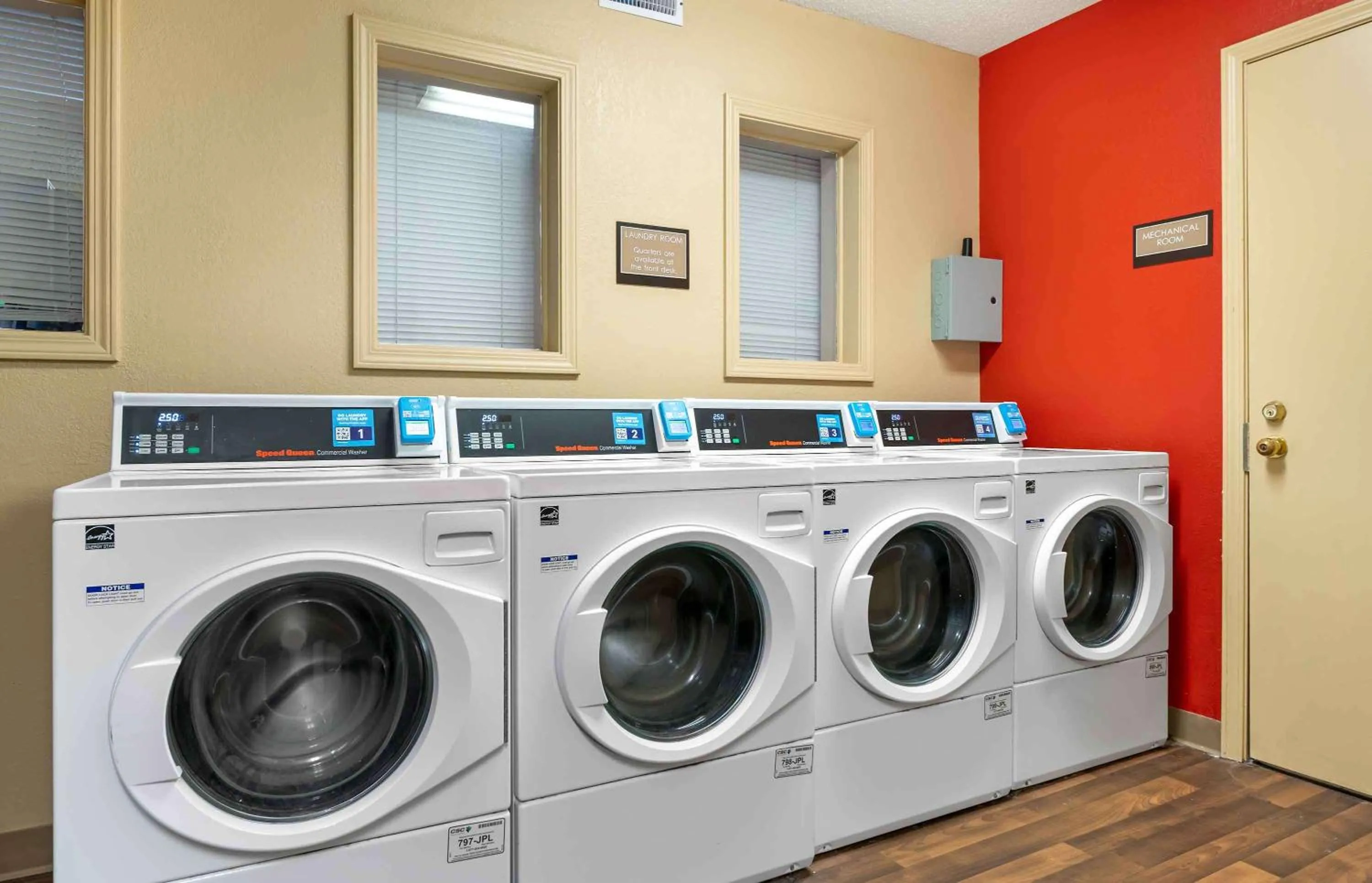 Property building in Extended Stay America Suites - Cincinnati - Blue Ash - Reagan Hwy