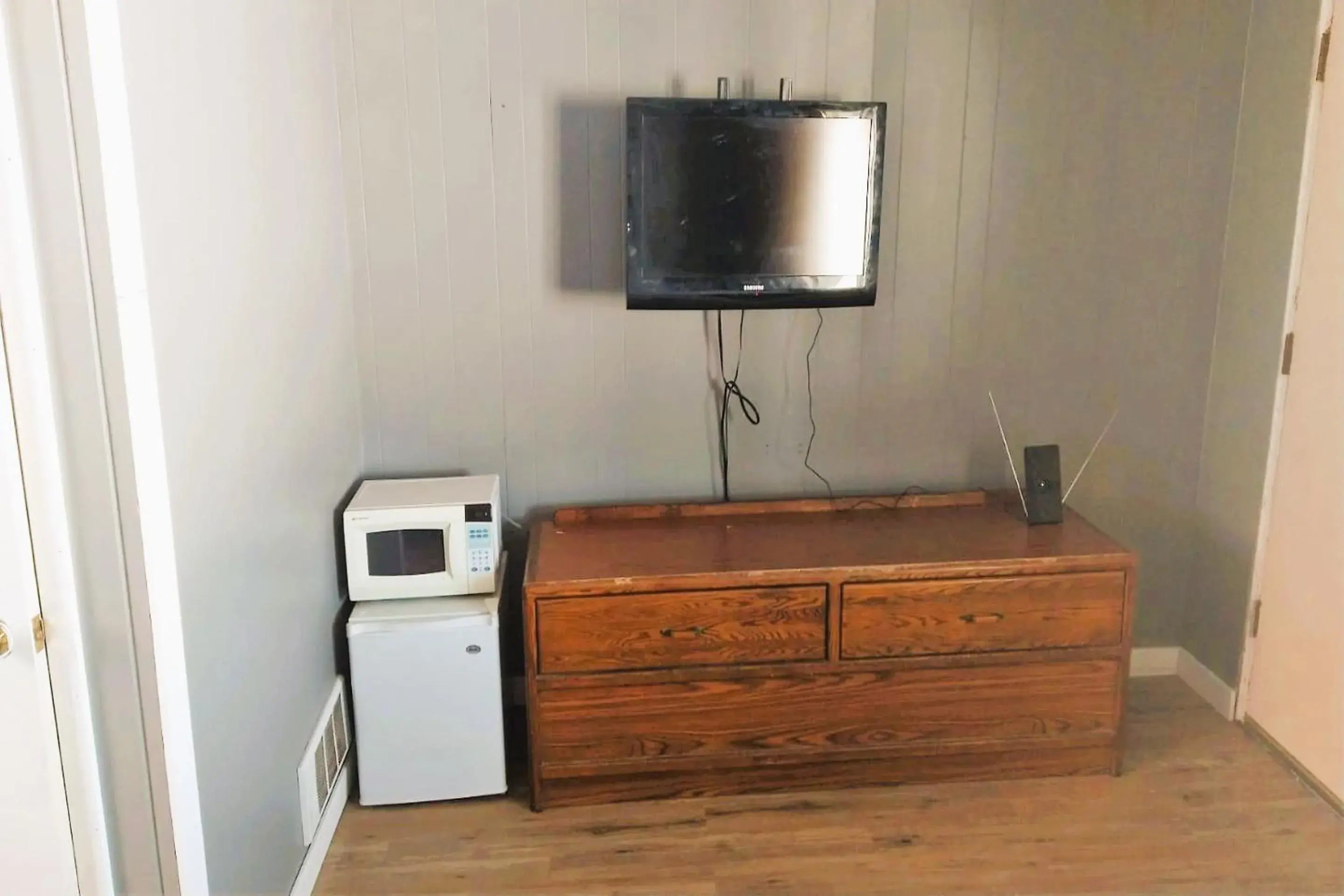 Bedroom in Love Hotels Desert Inn & RV by OYO at Boysen Wind River WY Bedroom in Love Hotels Desert Inn & RV by OYO at Boysen Wind River WY