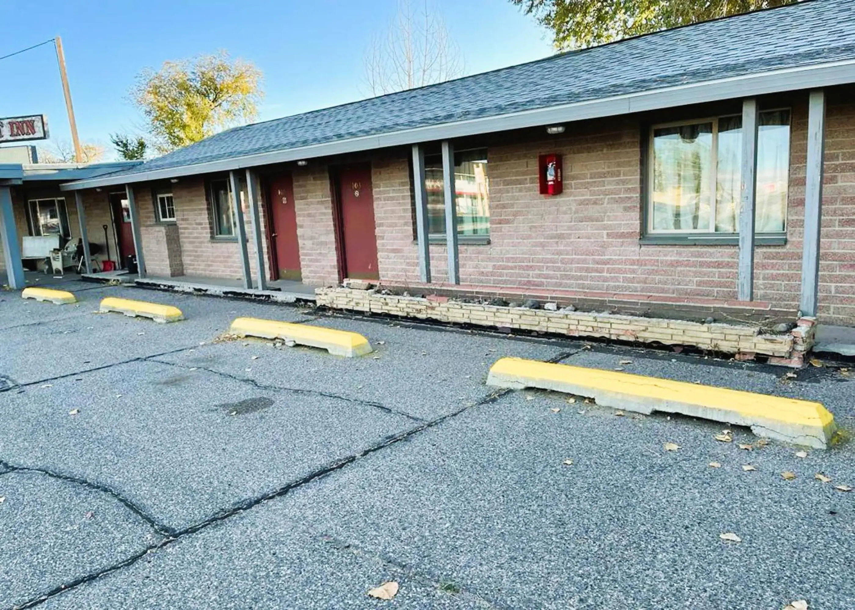 Property building in Love Hotels Desert Inn & RV by OYO at Boysen Wind River WY Property building in Love Hotels Desert Inn & RV by OYO at Boysen Wind River WY