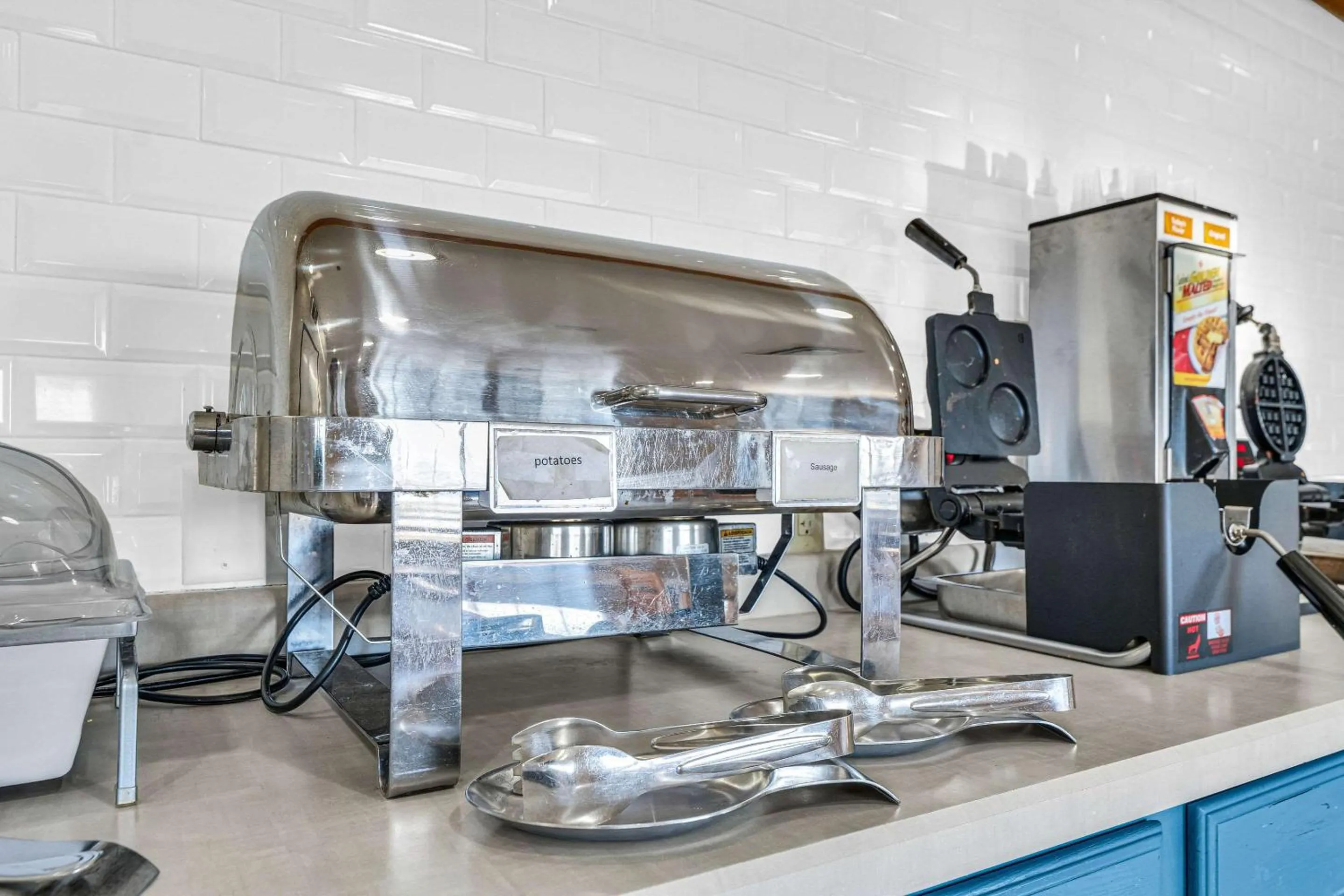 Breakfast in Country Inn & Suites by Radisson, Decatur, IL