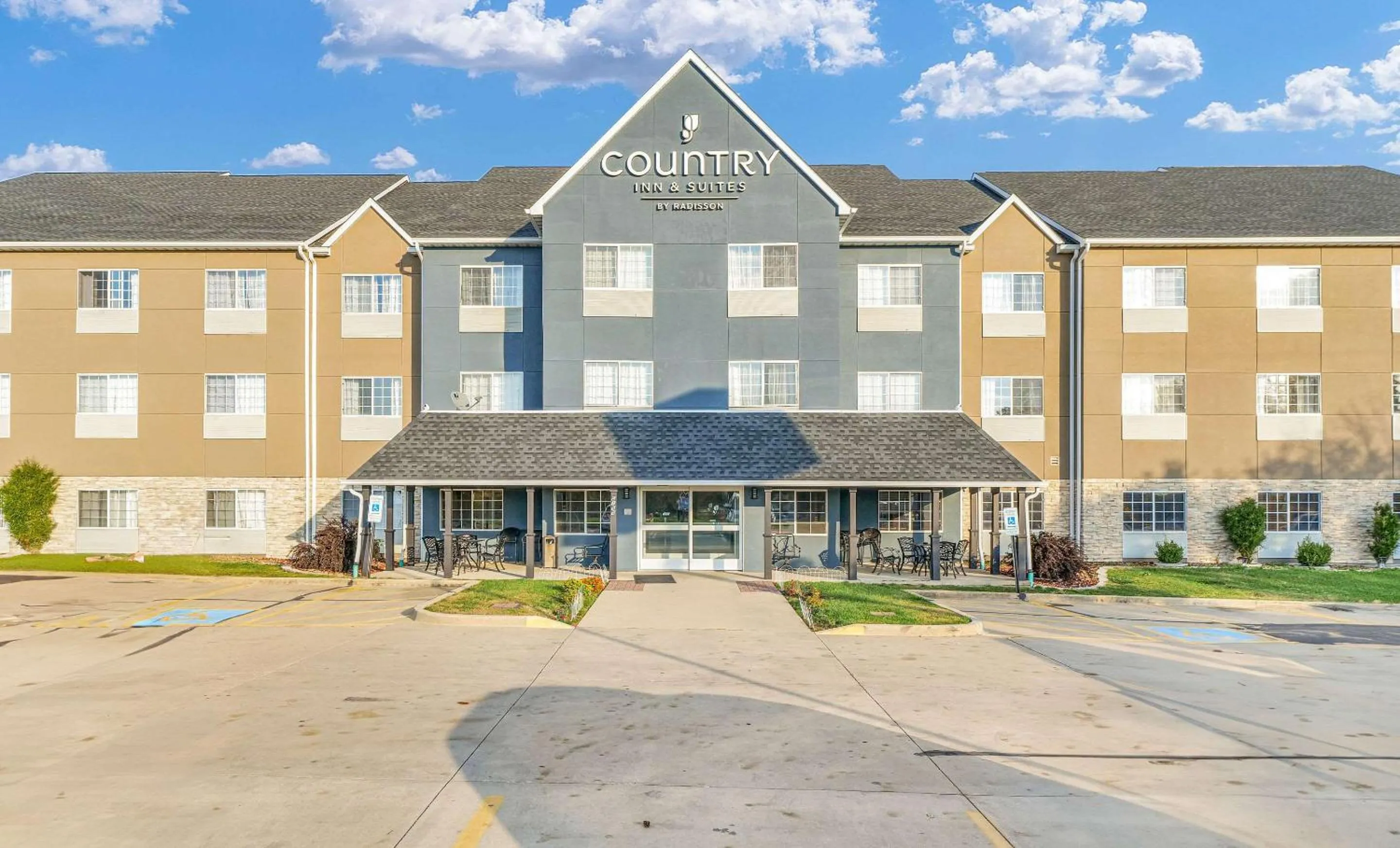 Property building in Country Inn & Suites by Radisson, Decatur, IL