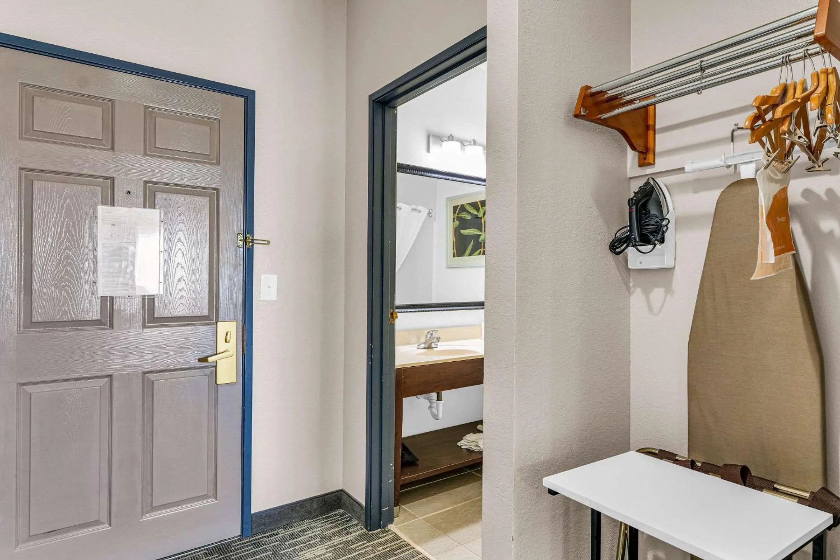 Bedroom in Country Inn & Suites by Radisson, Decatur, IL