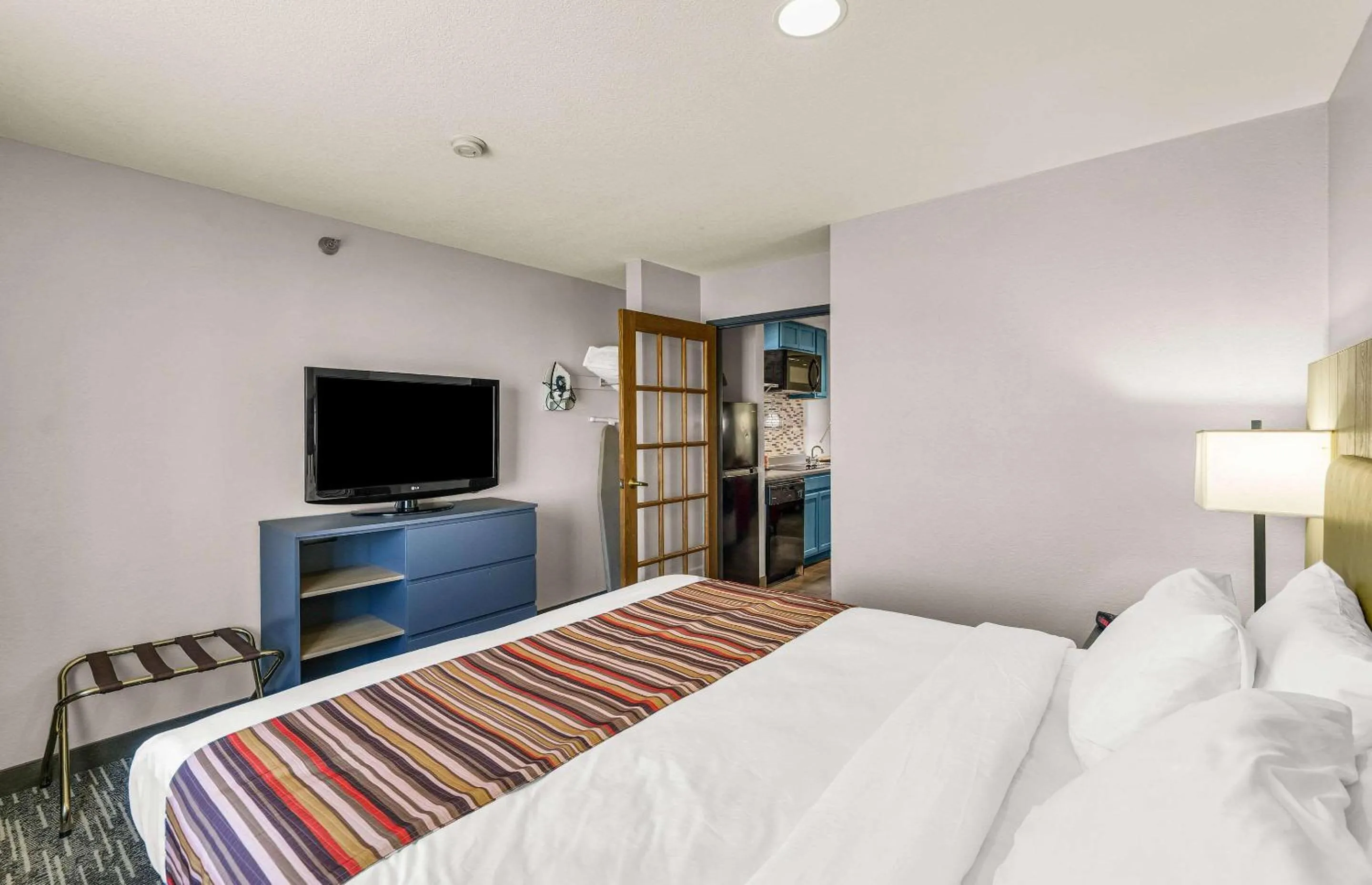 Bedroom in Country Inn & Suites by Radisson, Decatur, IL