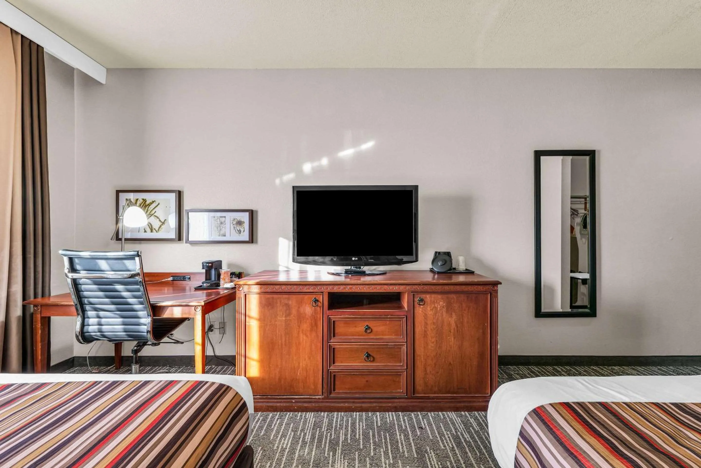 Bedroom in Country Inn & Suites by Radisson, Decatur, IL