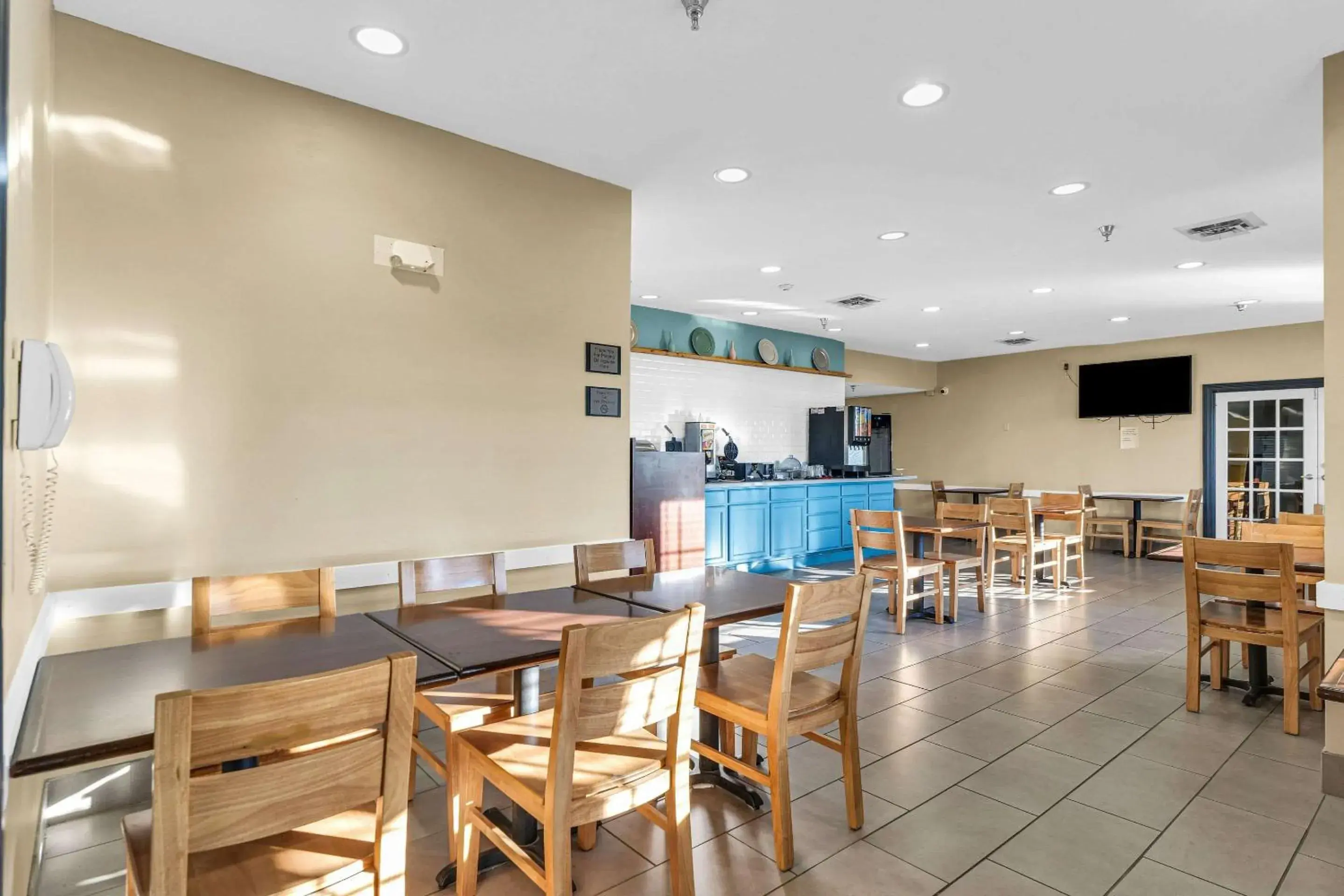 Breakfast in Country Inn & Suites by Radisson, Decatur, IL Breakfast in Country Inn & Suites by Radisson, Decatur, IL