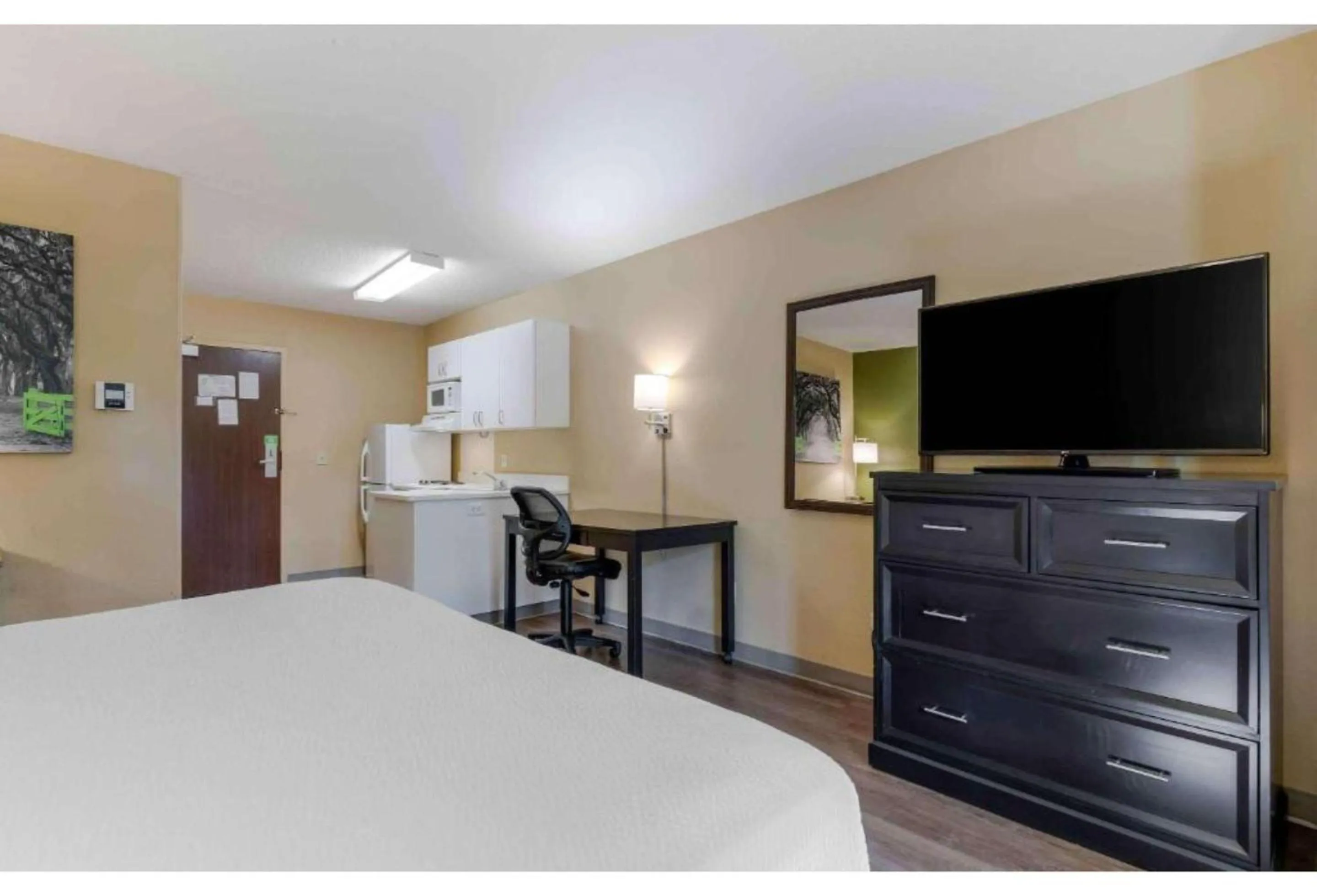 Bedroom, Bed in Studio 6 Suites Greenville, SC - Haywood Mall