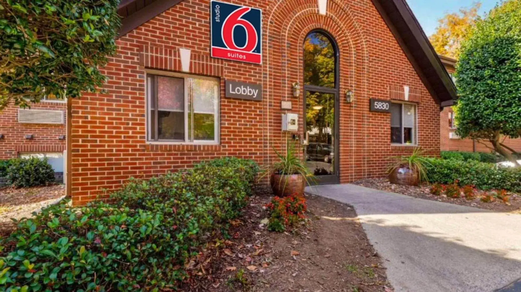 Facade/entrance in Studio 6 Suites Charlotte, NC - Tyvola Rd-Executive Park Facade/entrance in Studio 6 Suites Charlotte, NC - Tyvola Rd-Executive Park