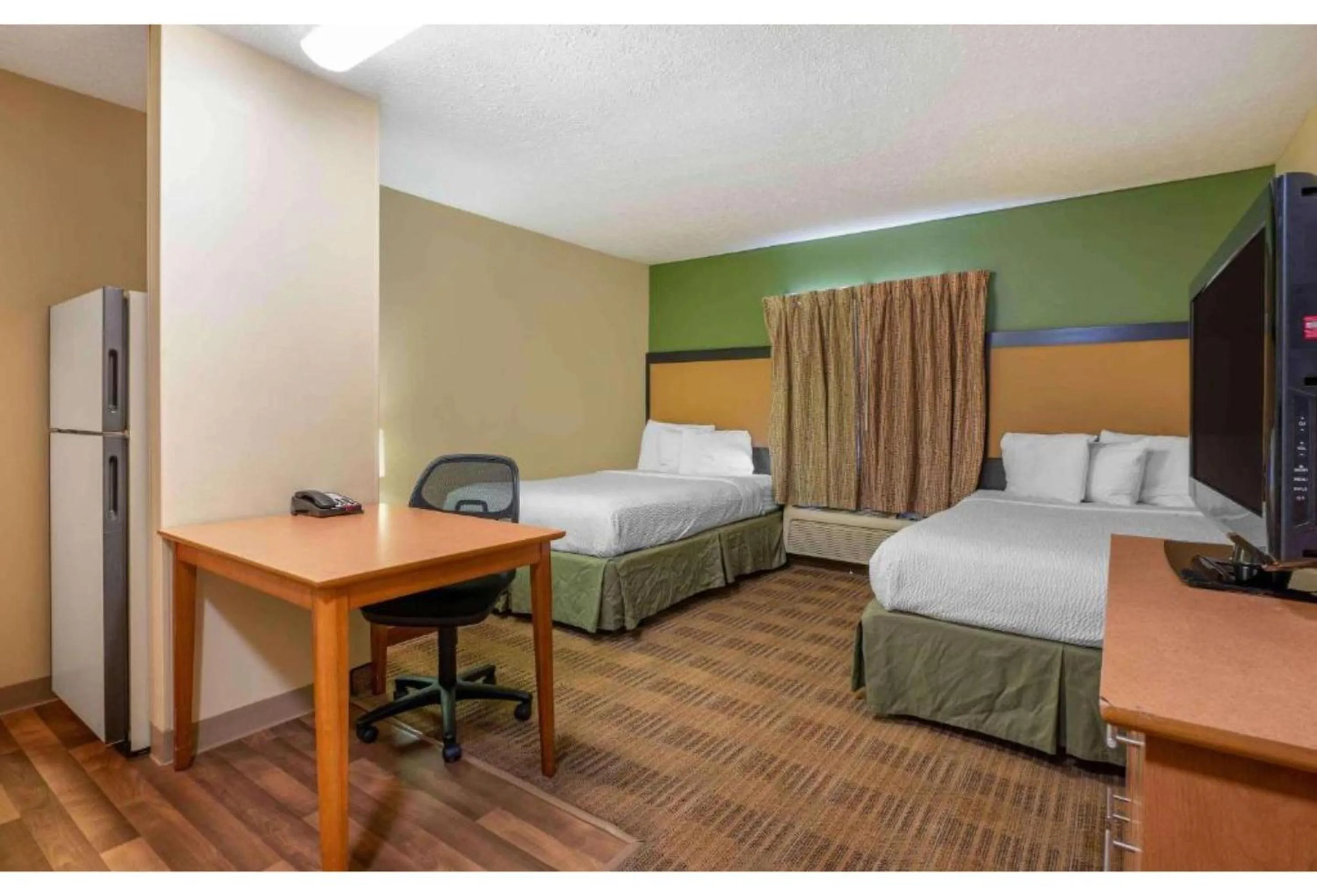 Bedroom, Bed in Studio 6 Suites Charlotte, NC - Tyvola Rd-Executive Park