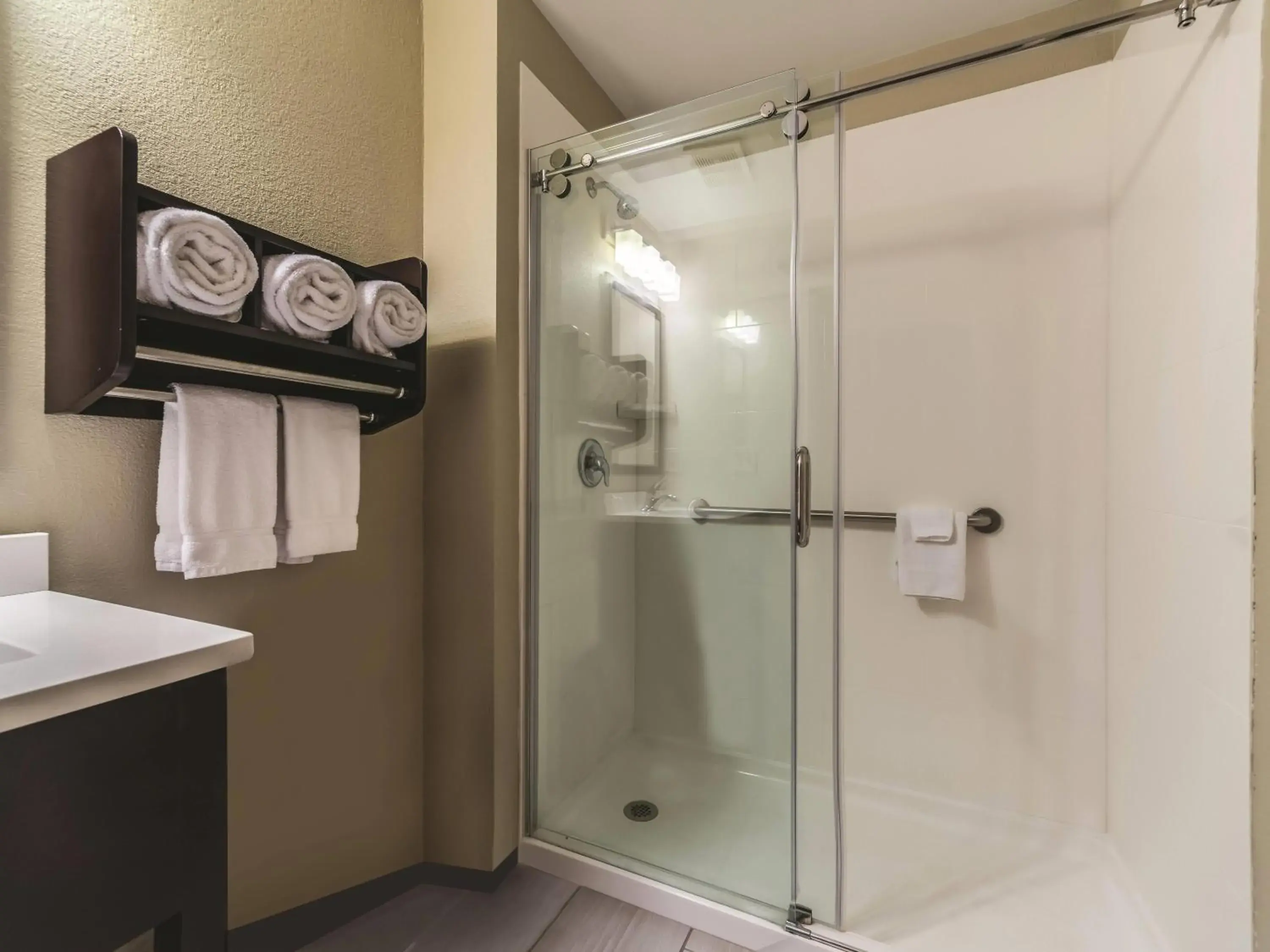 Photo of the whole room in La Quinta by Wyndham Collinsville - St. Louis Photo of the whole room in La Quinta by Wyndham Collinsville - St. Louis