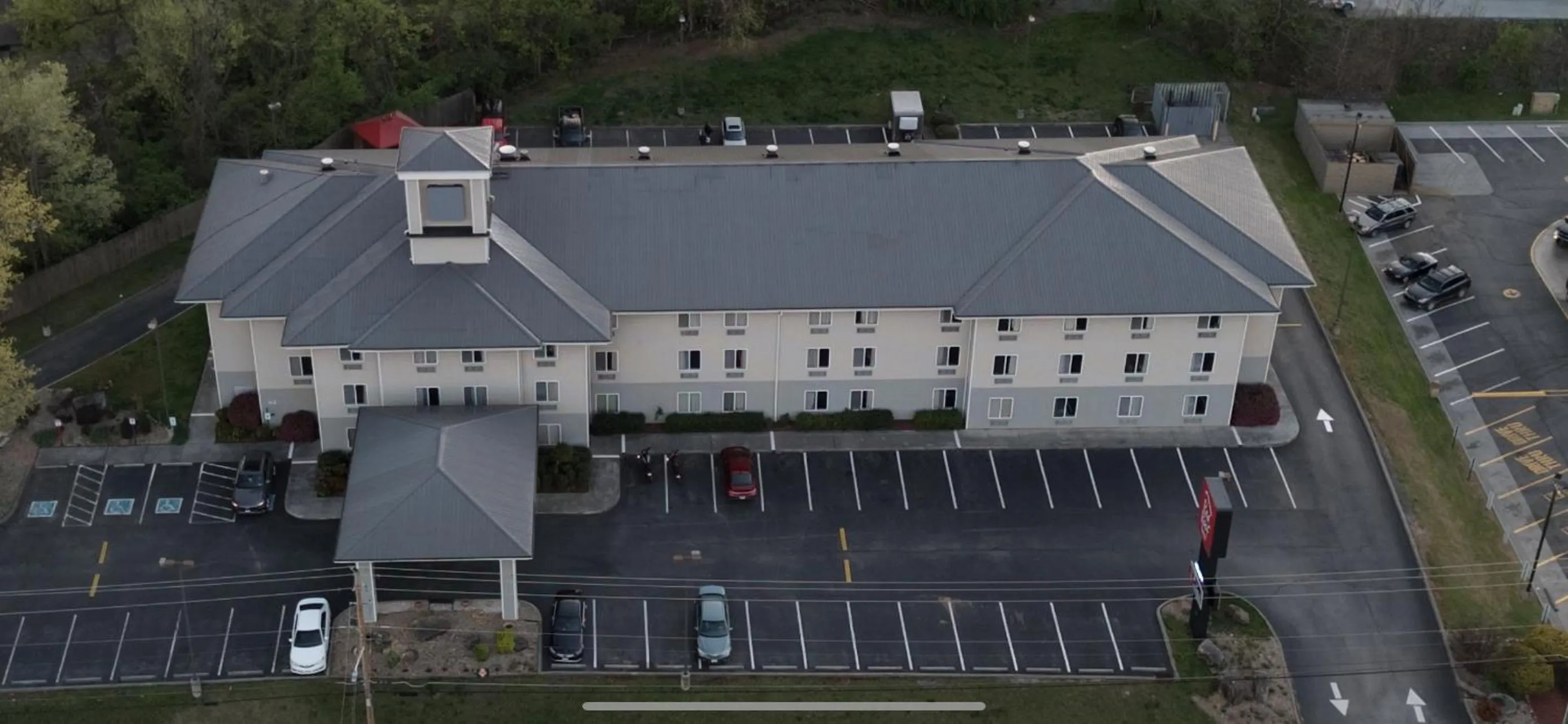 Property building in Red Roof Inn Etowah – Athens, TN