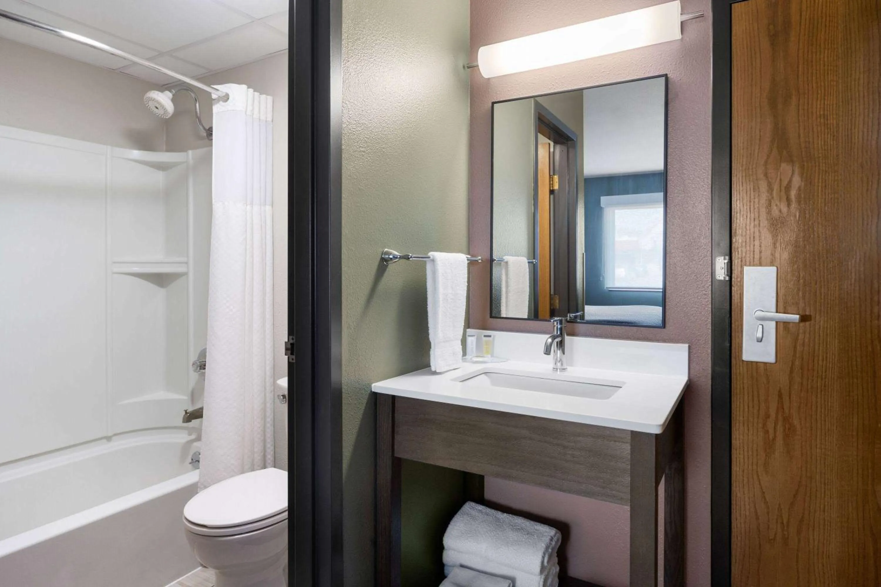 Bathroom in Super 8 by Wyndham Columbus