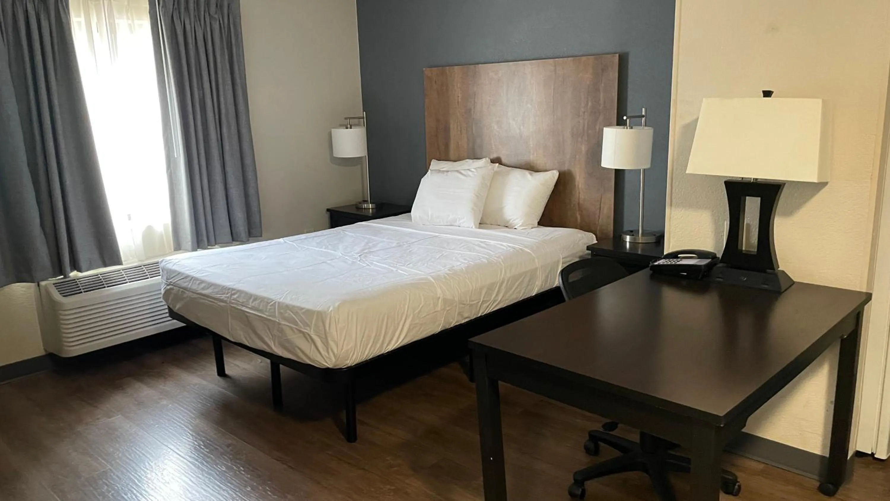 Bedroom, Bed in Sonesta Simply Suites Memphis