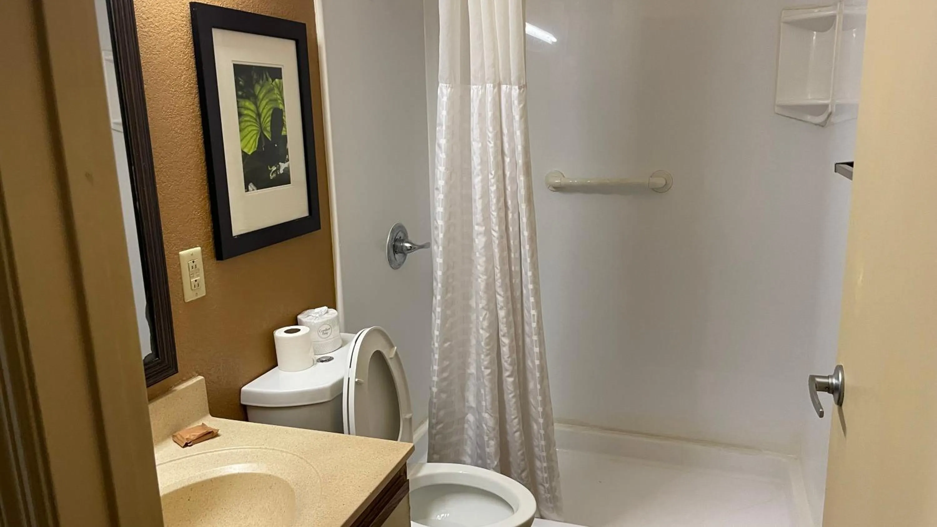 Bathroom in Sonesta Simply Suites Memphis