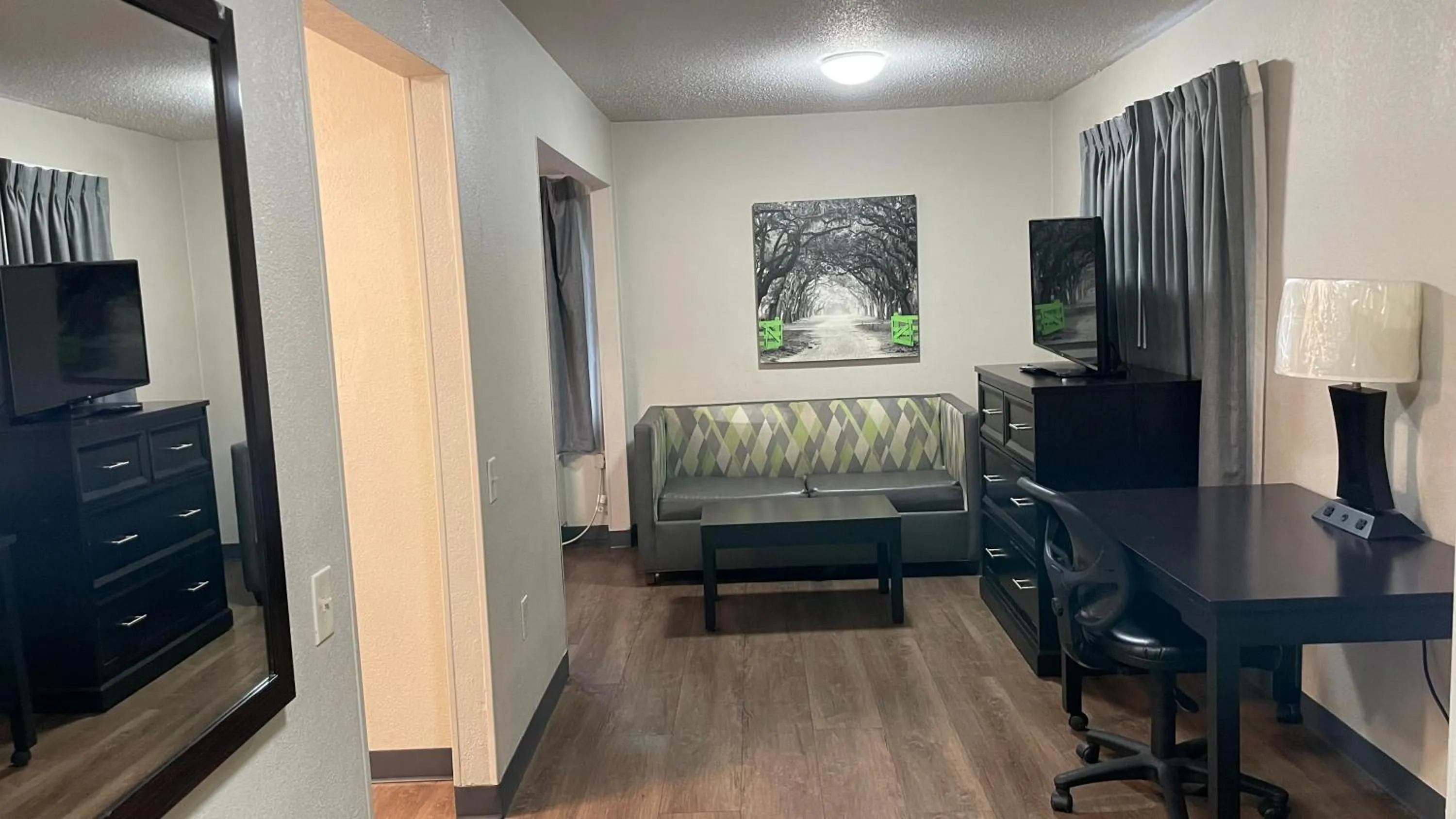 Living room in Sonesta Simply Suites Memphis