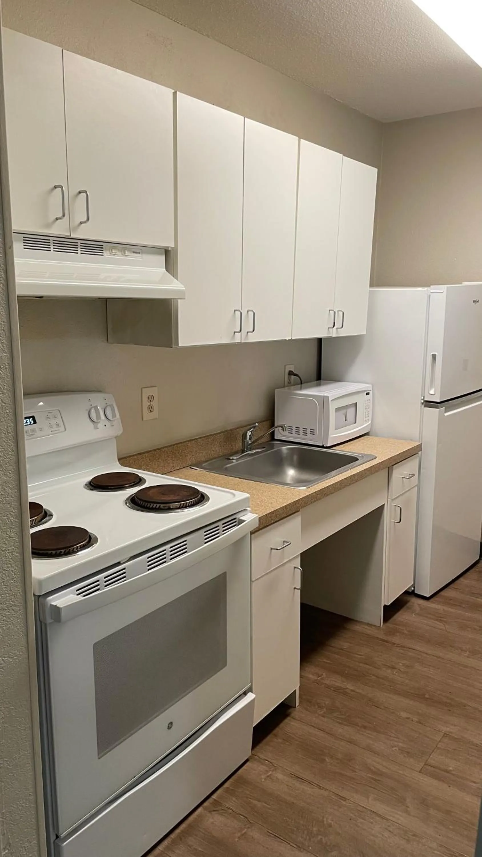 Kitchen or kitchenette in Sonesta Simply Suites Memphis