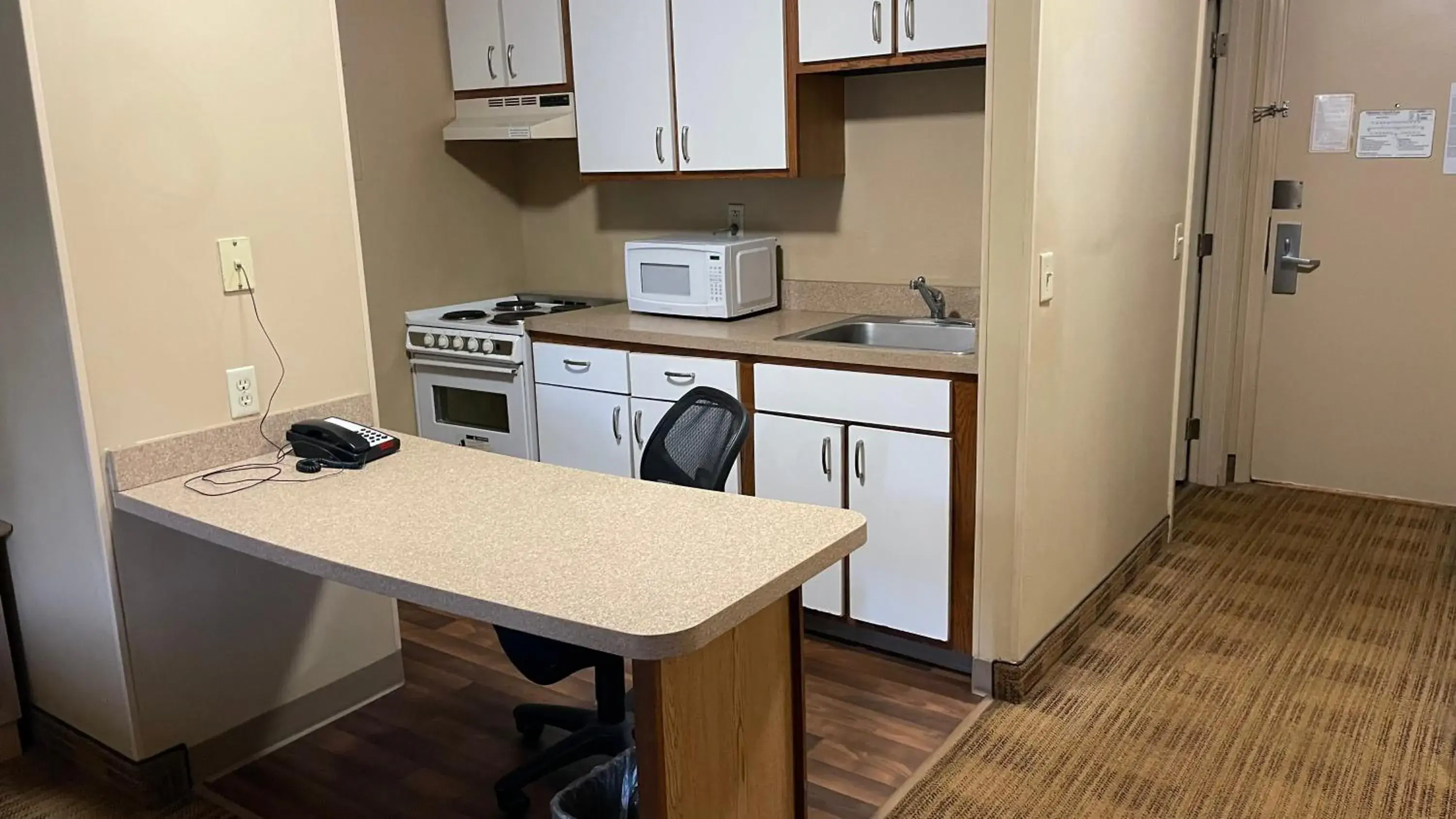 Kitchen or kitchenette in Sonesta Simply Suites Memphis Kitchen or kitchenette in Sonesta Simply Suites Memphis
