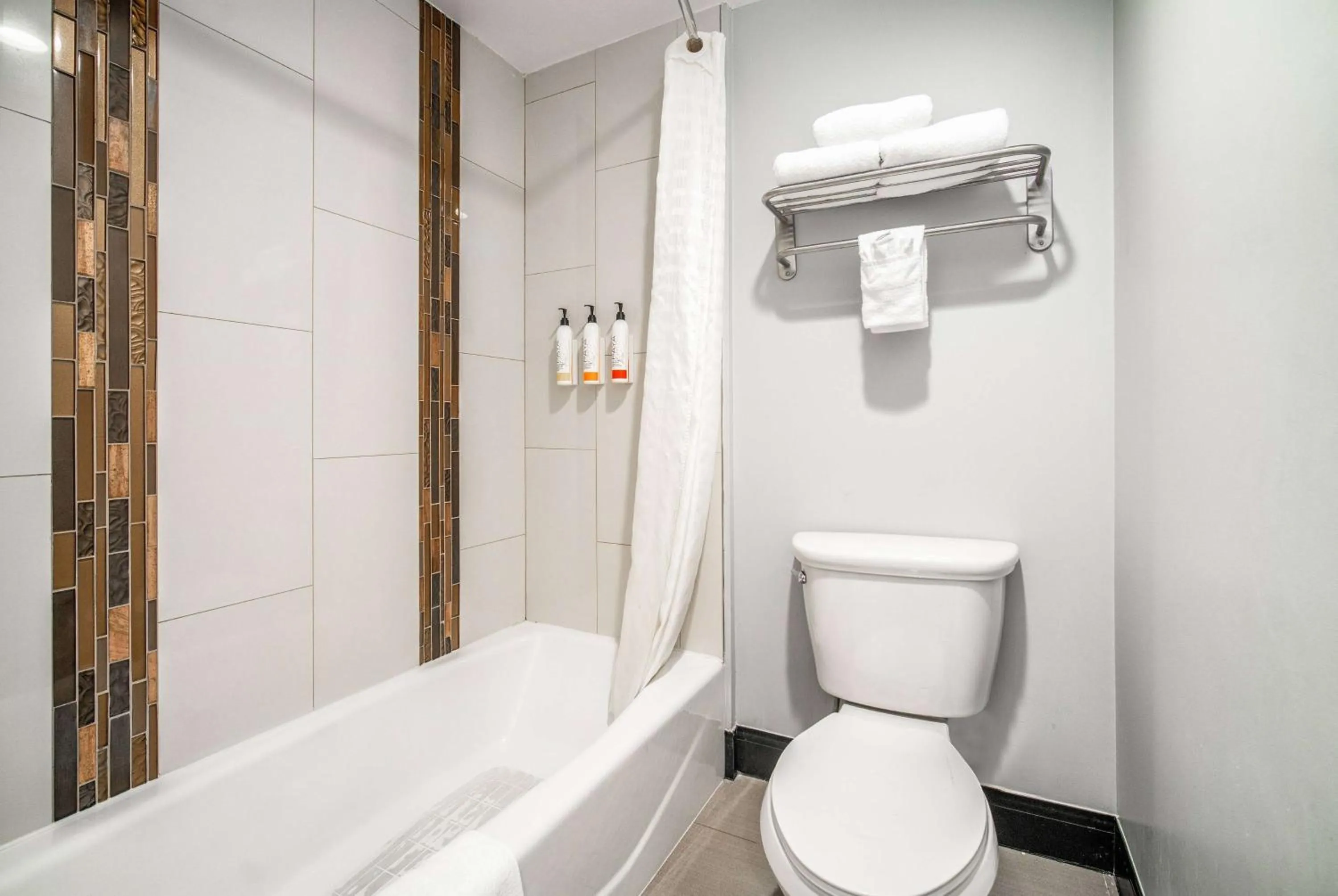 Bathroom in Travelodge Inn & Suites by Wyndham Bell Los Angeles Area