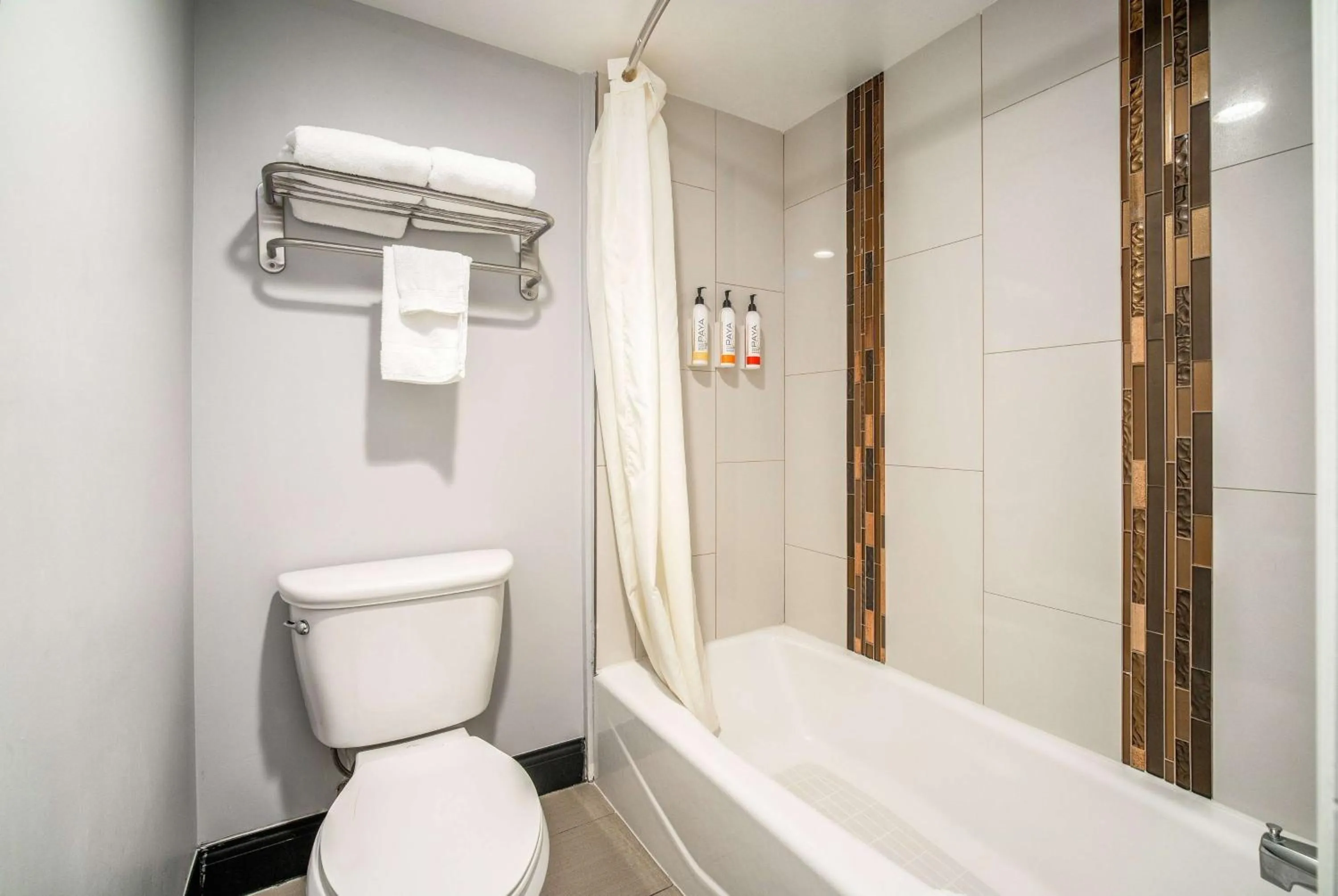 TV and multimedia in Travelodge Inn & Suites by Wyndham Bell Los Angeles Area