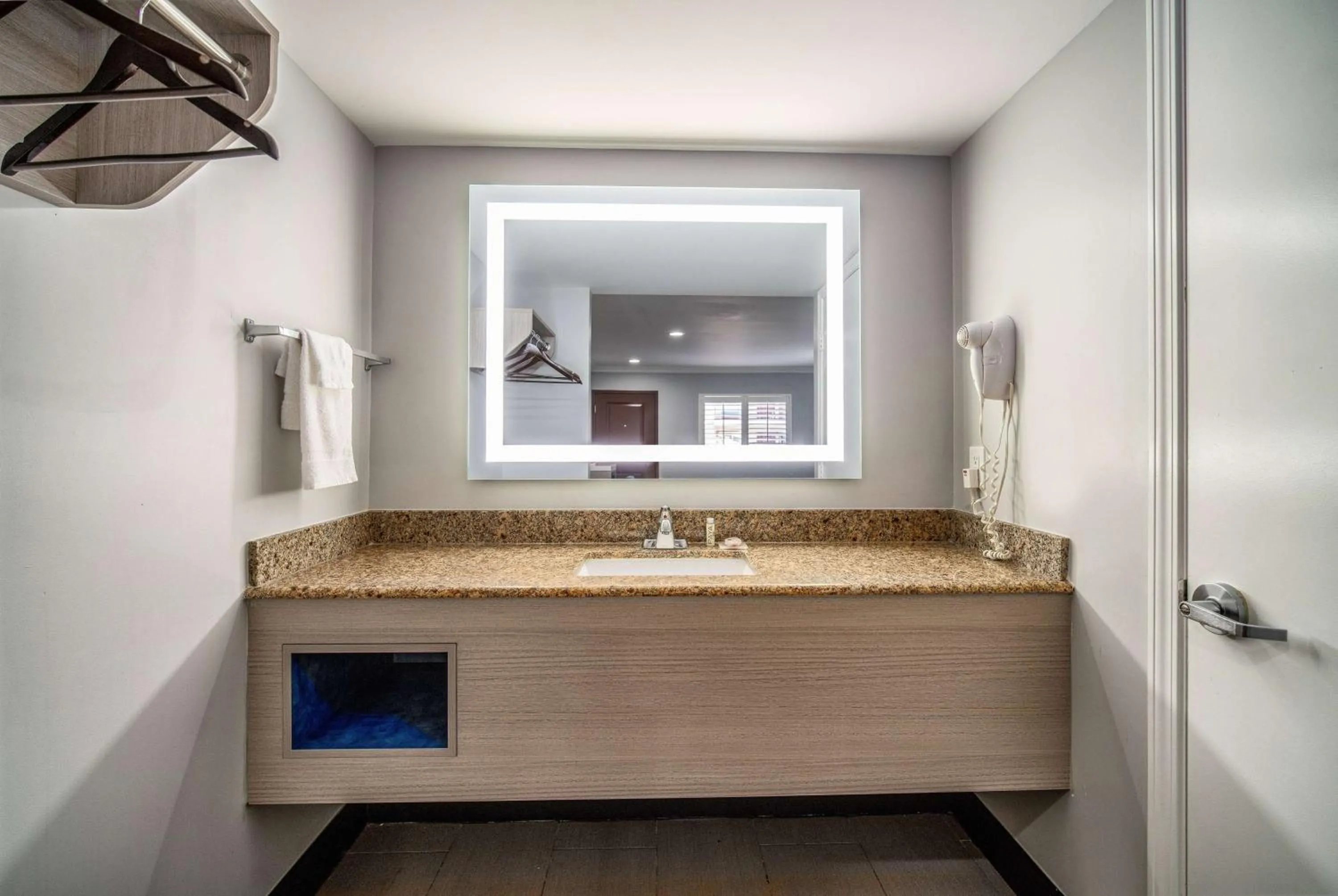 TV and multimedia in Travelodge Inn & Suites by Wyndham Bell Los Angeles Area