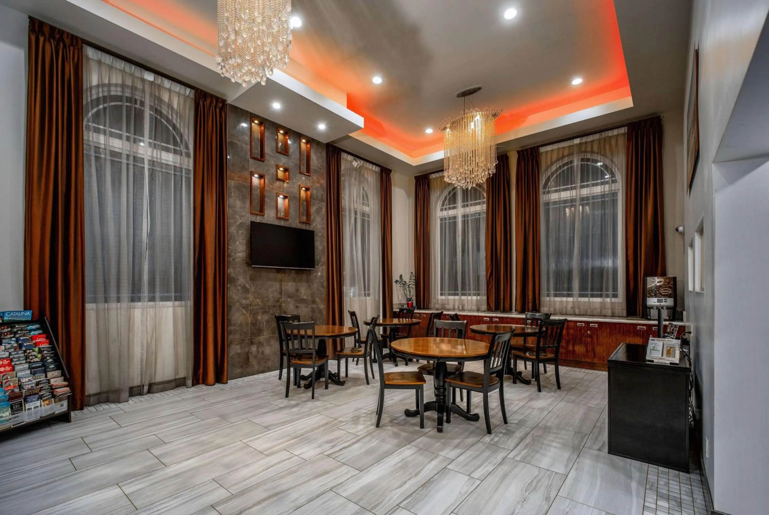 Lobby or reception in Travelodge Inn & Suites by Wyndham Bell Los Angeles Area