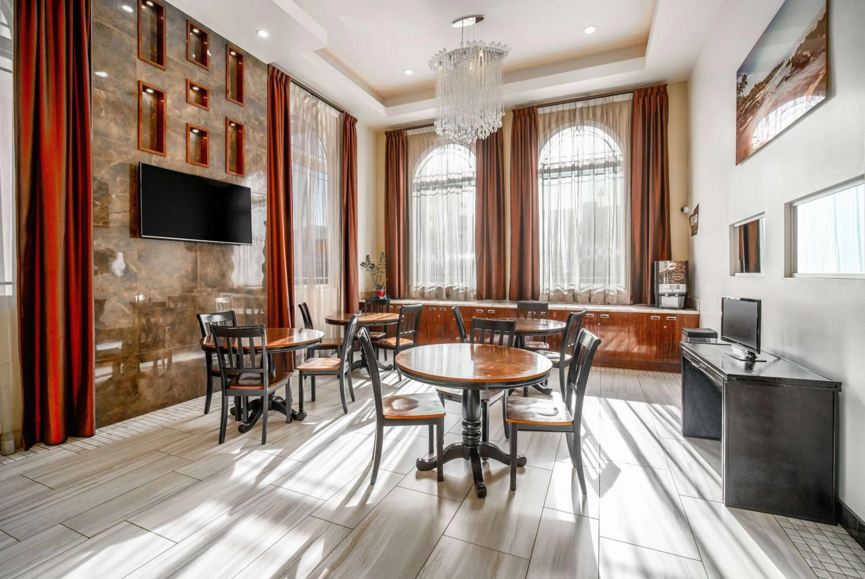 Lobby or reception in Travelodge Inn & Suites by Wyndham Bell Los Angeles Area