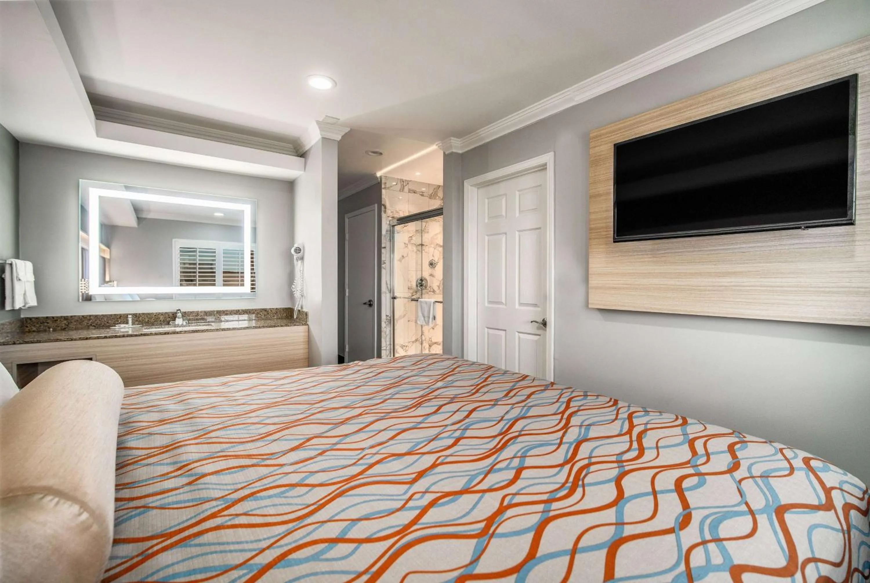 Photo of the whole room, Bed in Travelodge Inn & Suites by Wyndham Bell Los Angeles Area