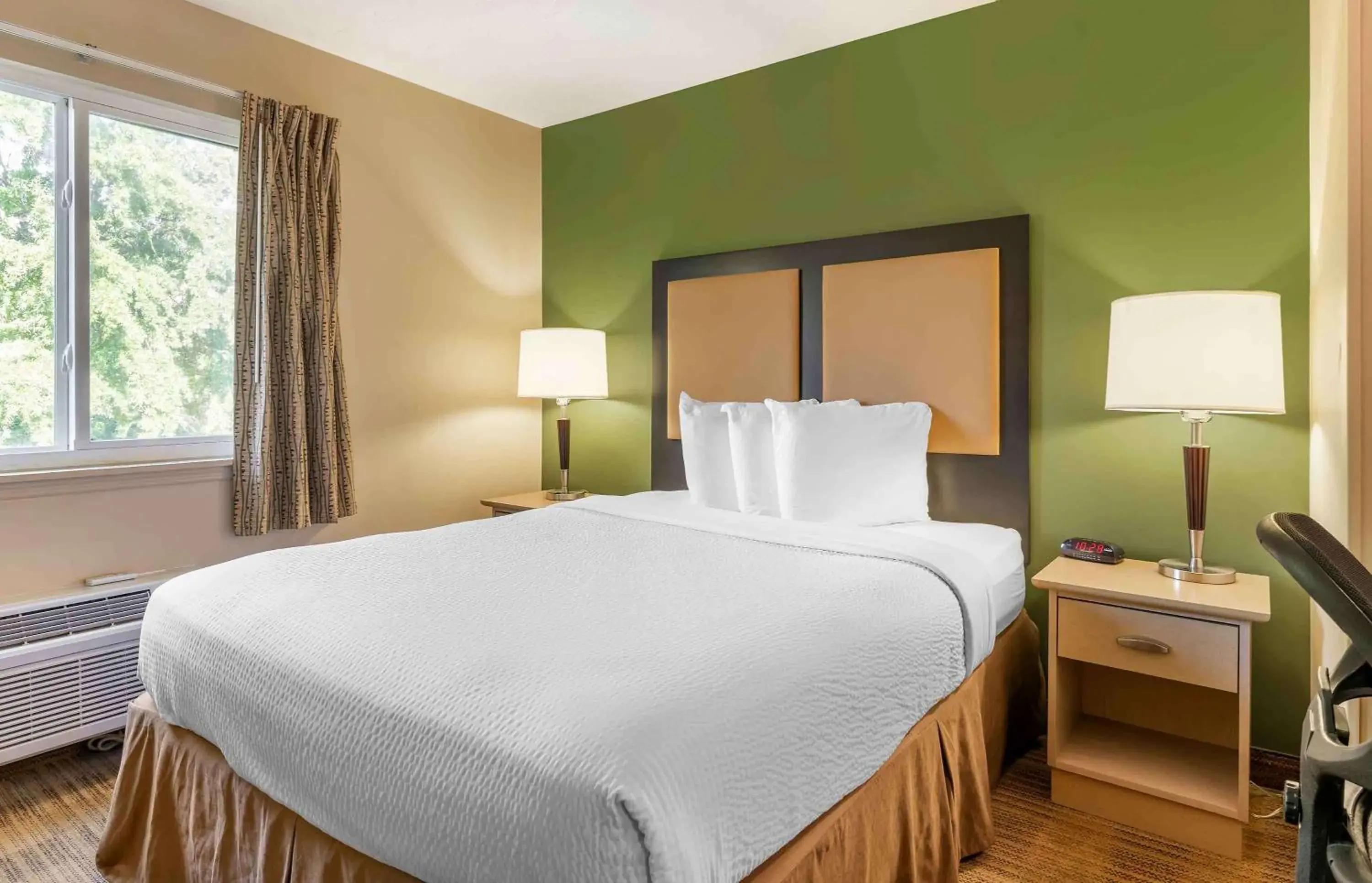 Bedroom, Bed in Extended Stay America Suites - Dayton - South Bedroom, Bed in Extended Stay America Suites - Dayton - South