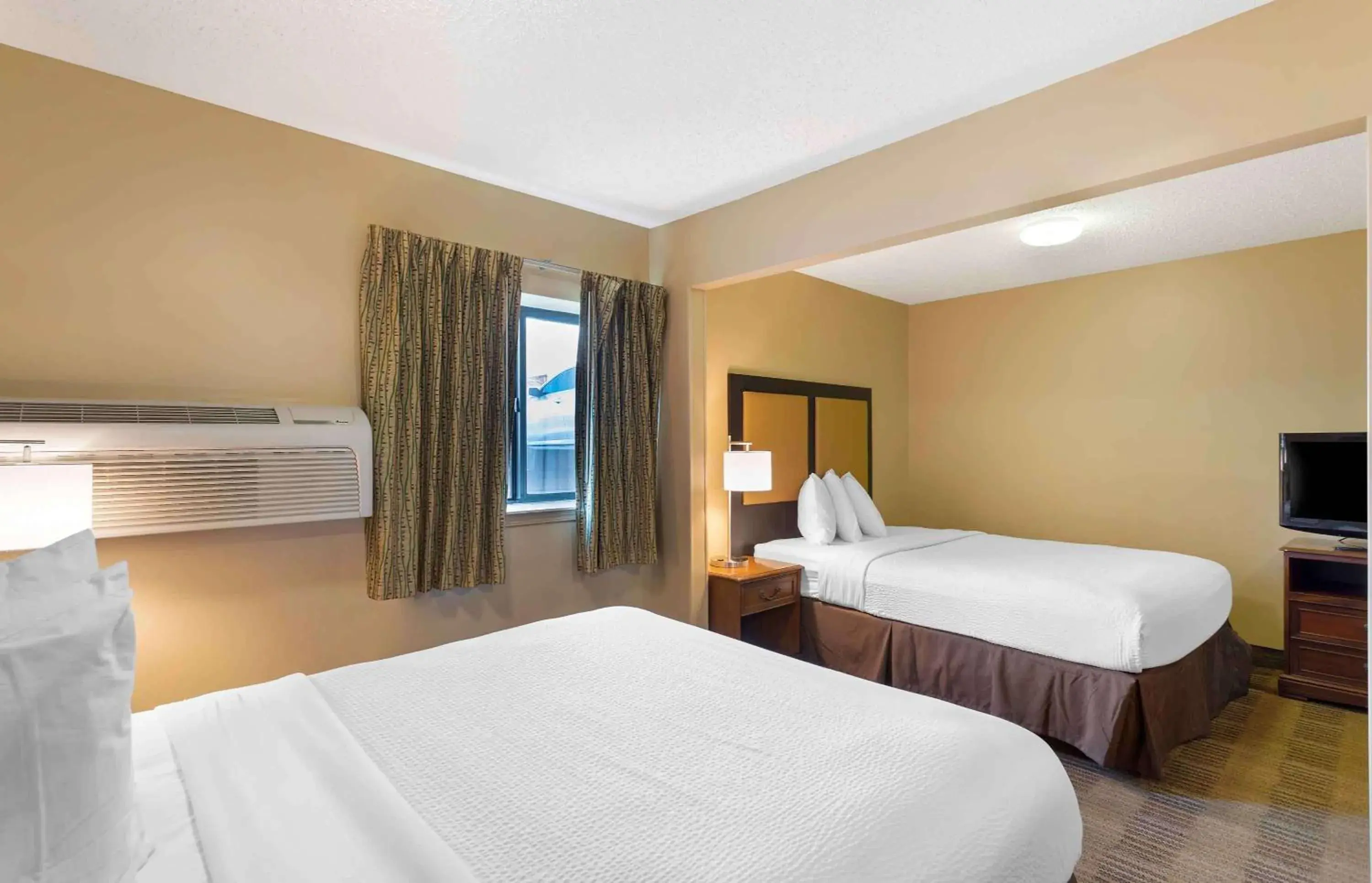 Bedroom, Bed in Extended Stay America Suites - Dayton - South Bedroom, Bed in Extended Stay America Suites - Dayton - South