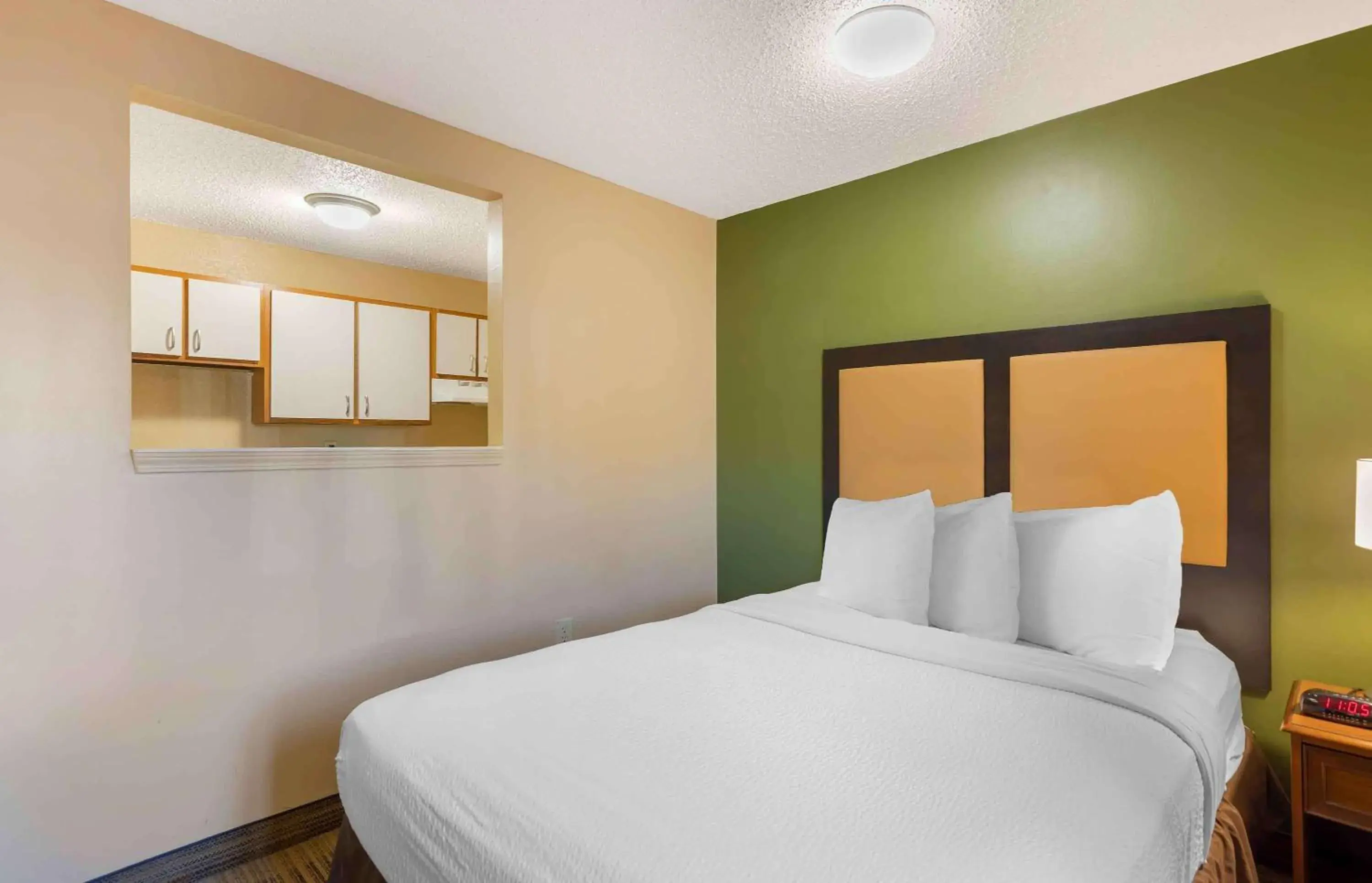 Bedroom, Bed in Extended Stay America Suites - Dayton - South Bedroom, Bed in Extended Stay America Suites - Dayton - South