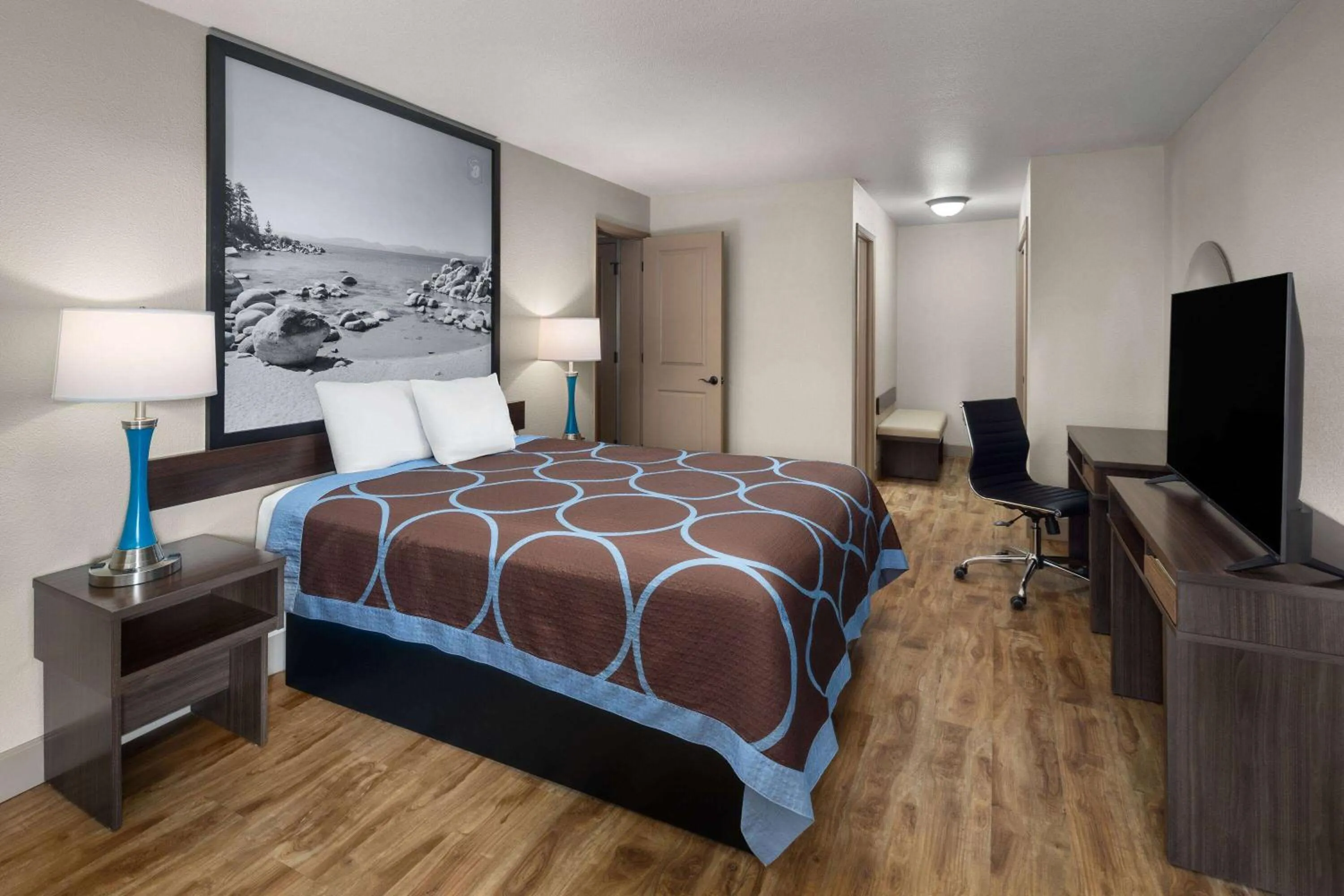 Photo of the whole room, Bed in Super 8 by Wyndham Fallon