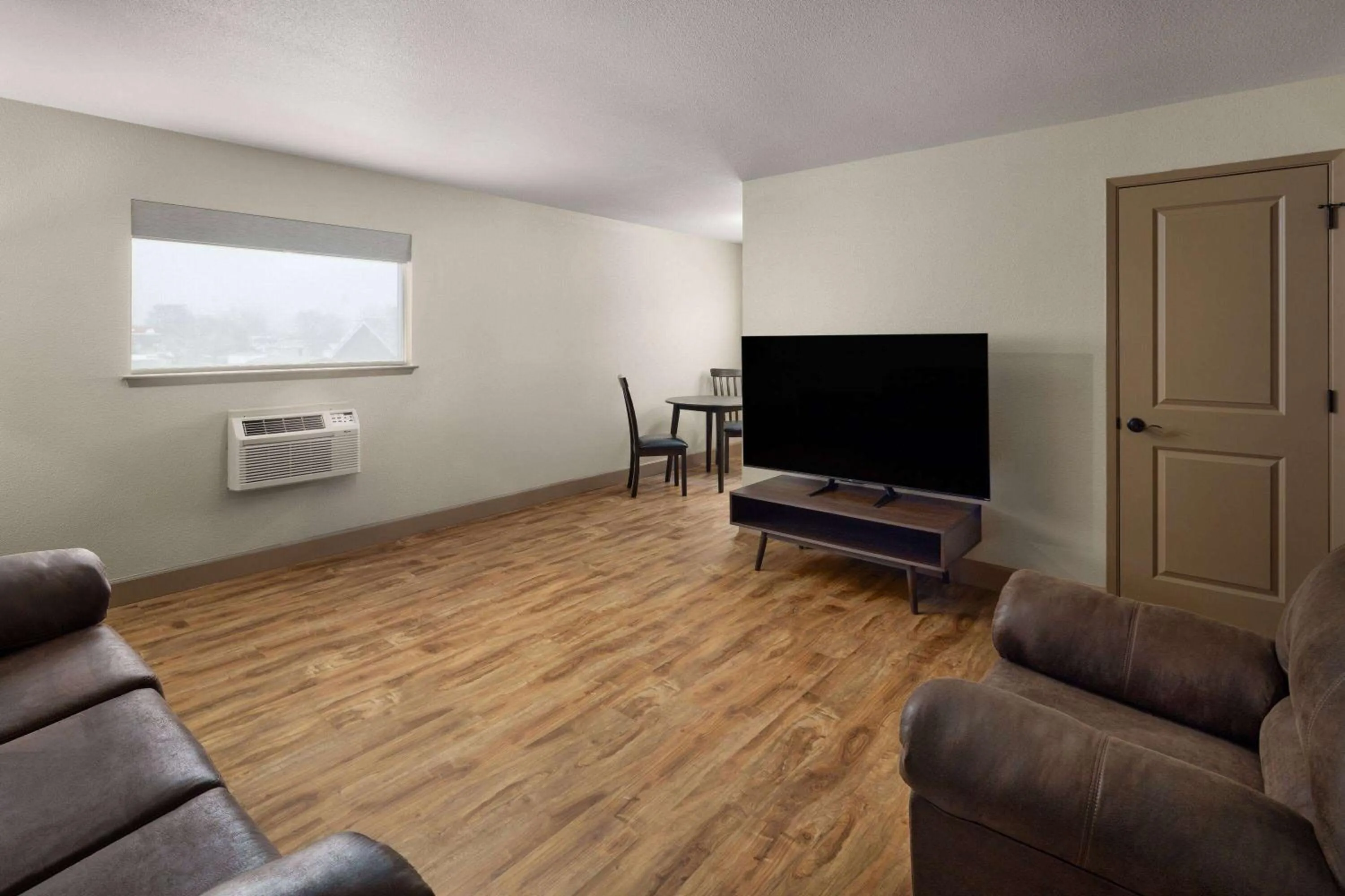 Photo of the whole room in Super 8 by Wyndham Fallon