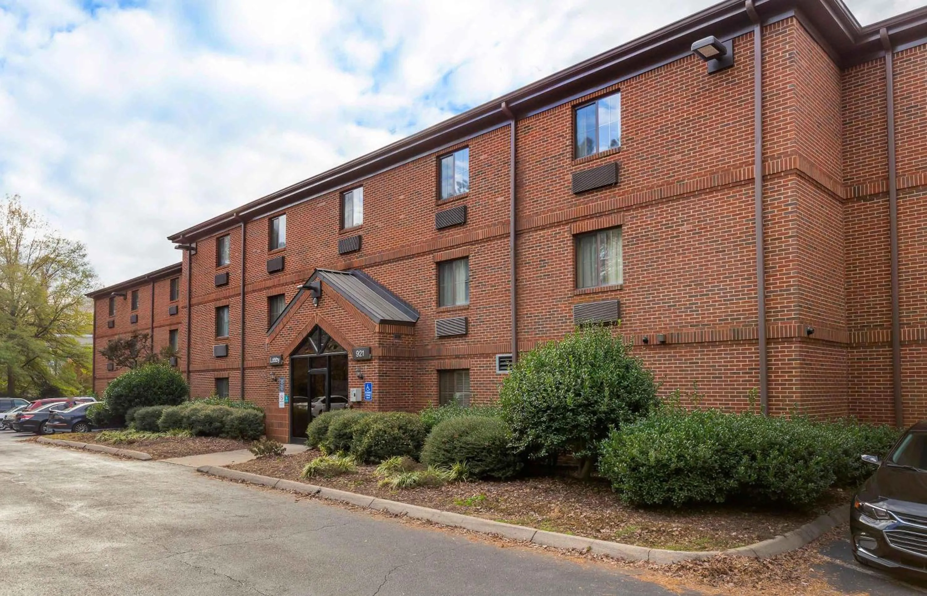Property building in Extended Stay America Suites - Raleigh - North Raleigh - Wake Towne Dr