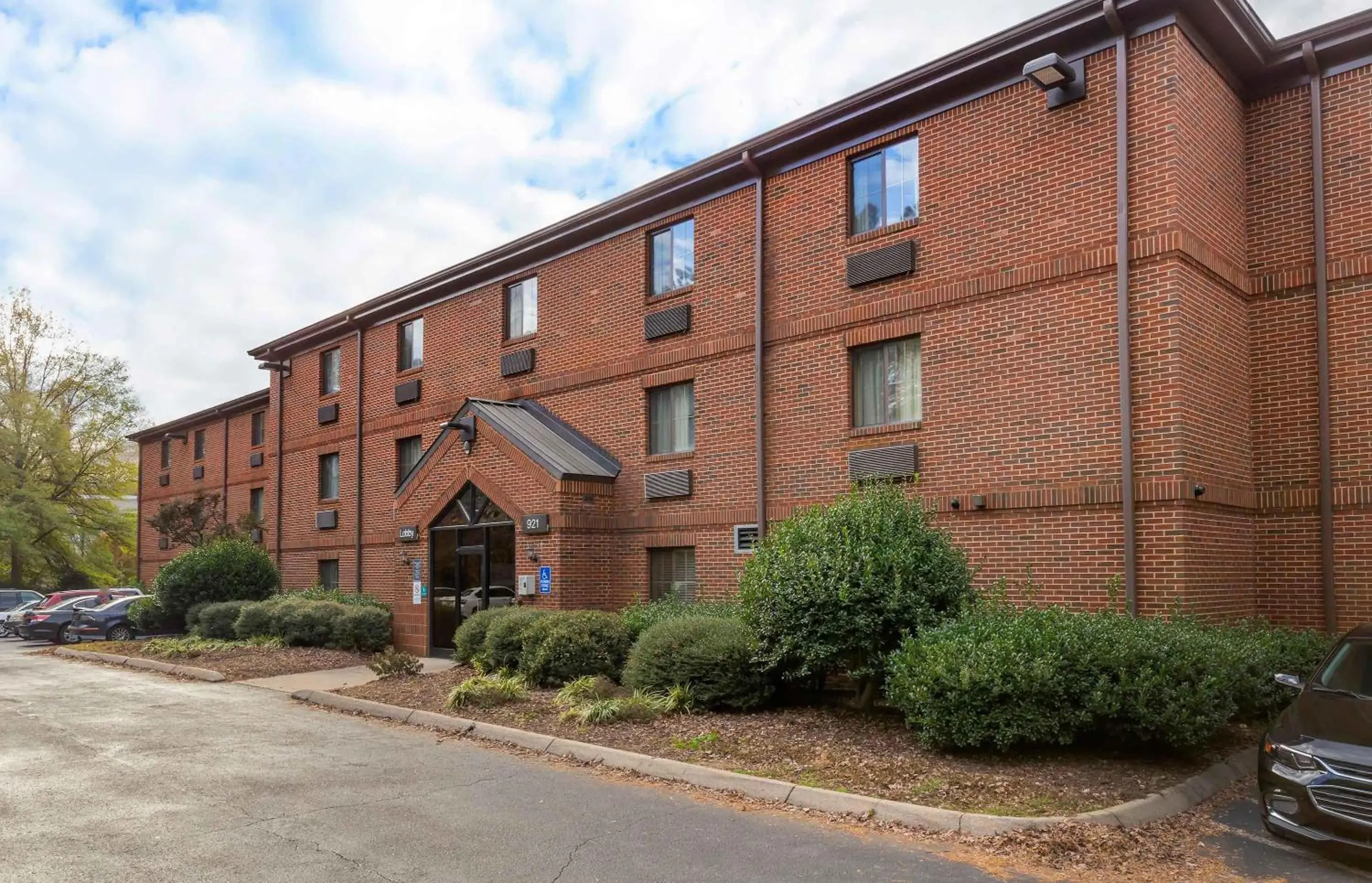 Property building in Extended Stay America Suites - Raleigh - North Raleigh - Wake Towne Dr Property building in Extended Stay America Suites - Raleigh - North Raleigh - Wake Towne Dr