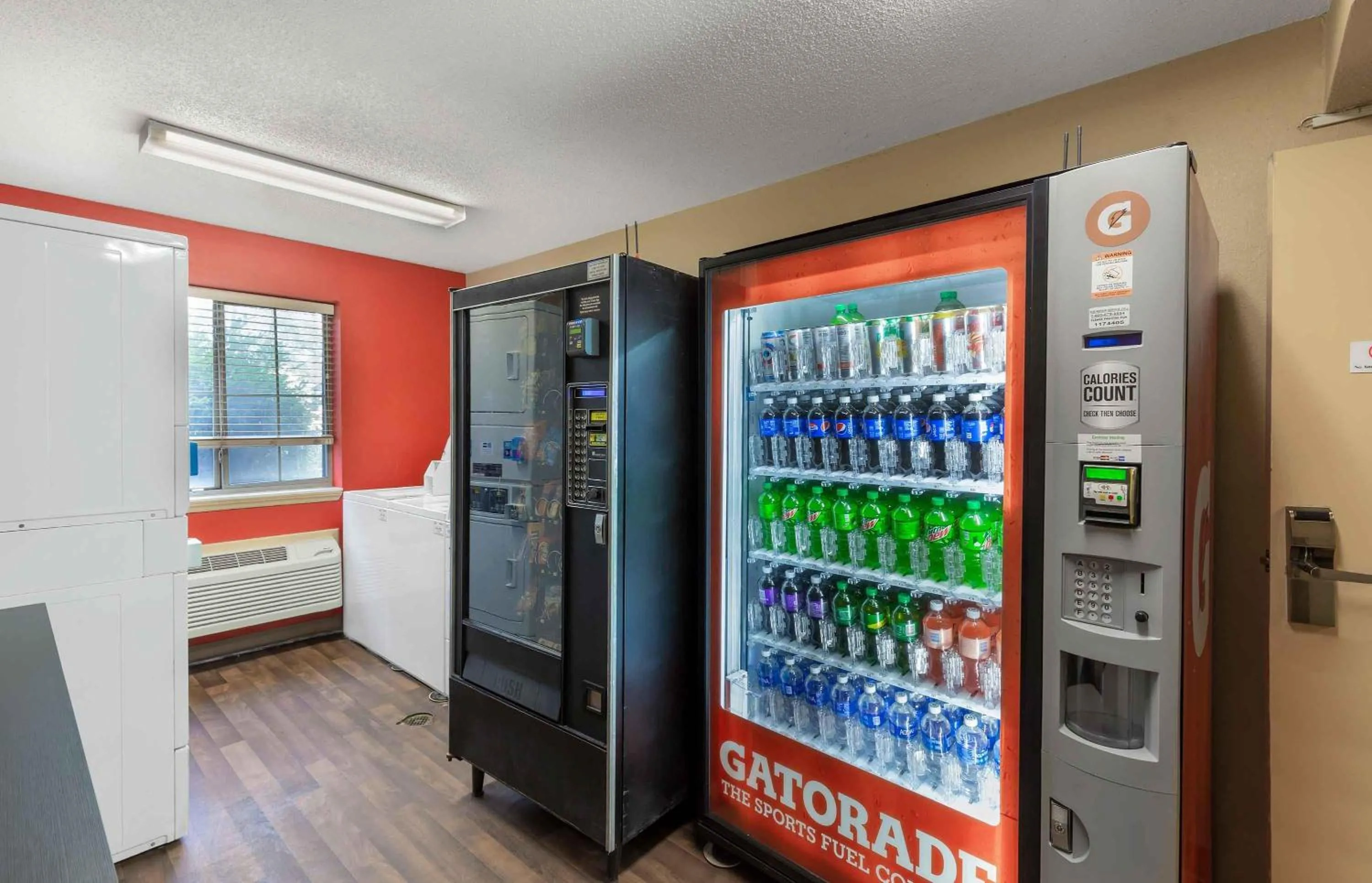 Property building in Extended Stay America Suites - Raleigh - North Raleigh - Wake Towne Dr