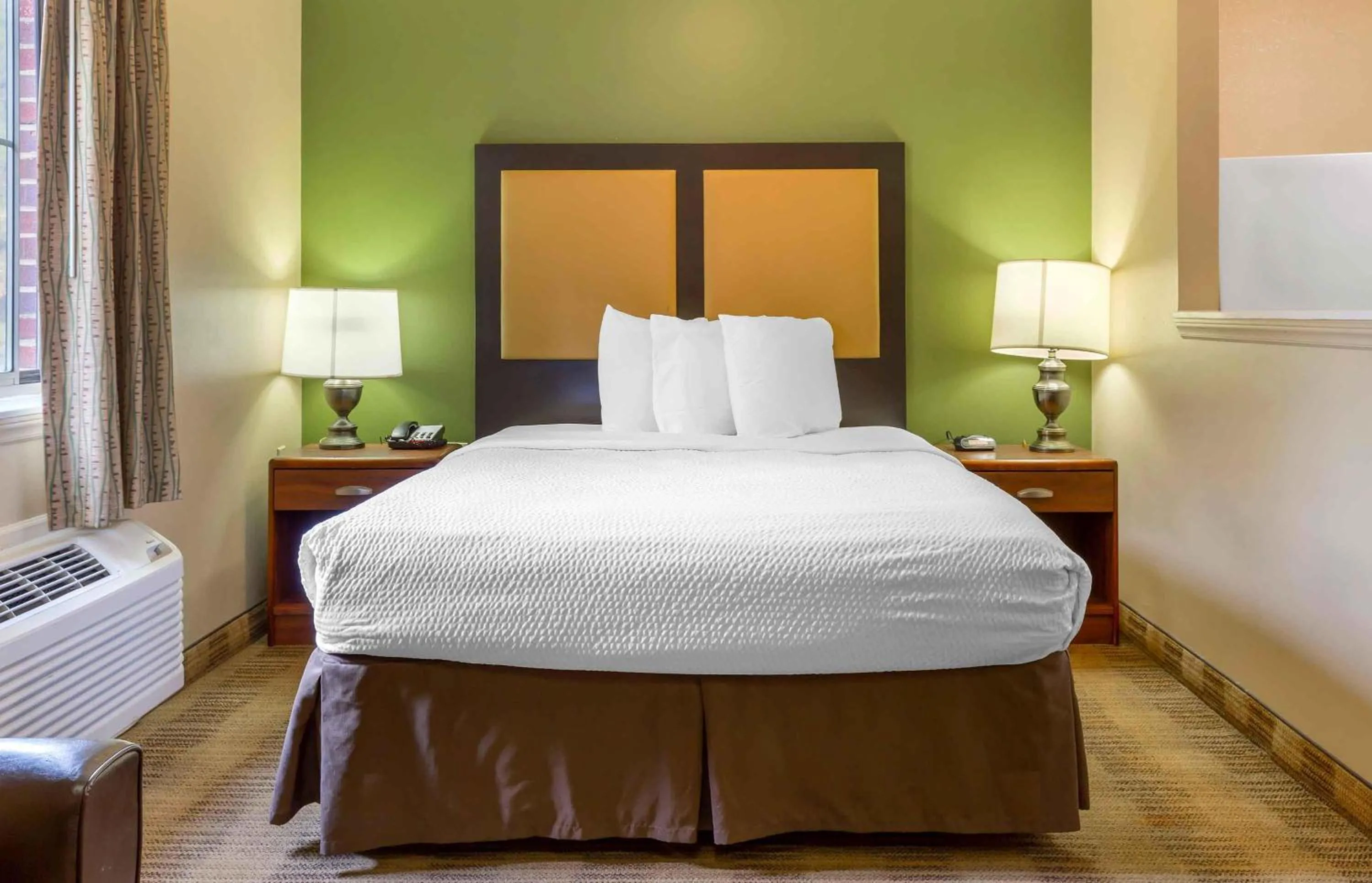 Bedroom, Bed in Extended Stay America Suites - Raleigh - North Raleigh - Wake Towne Dr