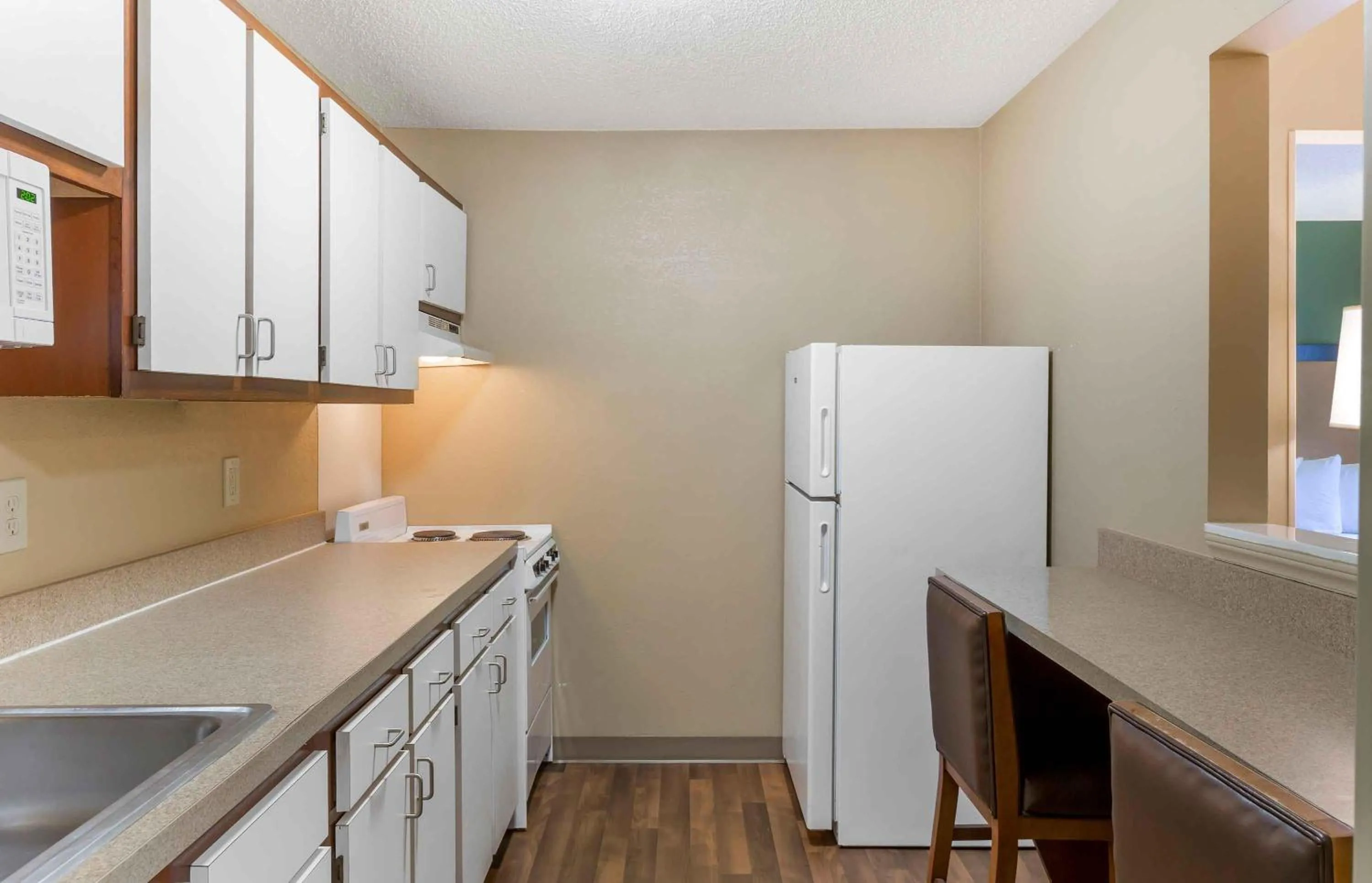 Kitchen or kitchenette in Extended Stay America Suites - Raleigh - North Raleigh - Wake Towne Dr