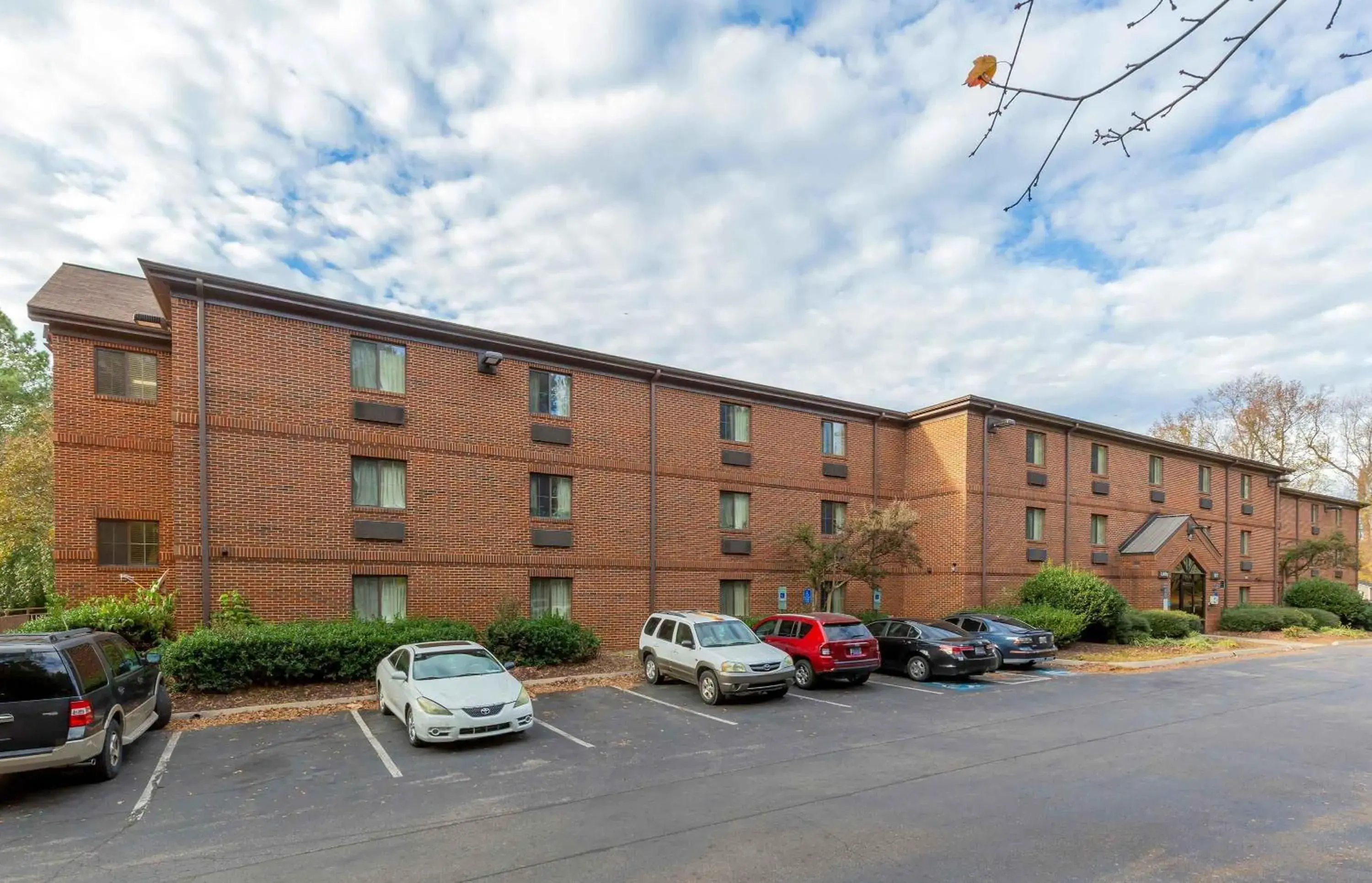 Property building in Extended Stay America Suites - Raleigh - North Raleigh - Wake Towne Dr Property building in Extended Stay America Suites - Raleigh - North Raleigh - Wake Towne Dr