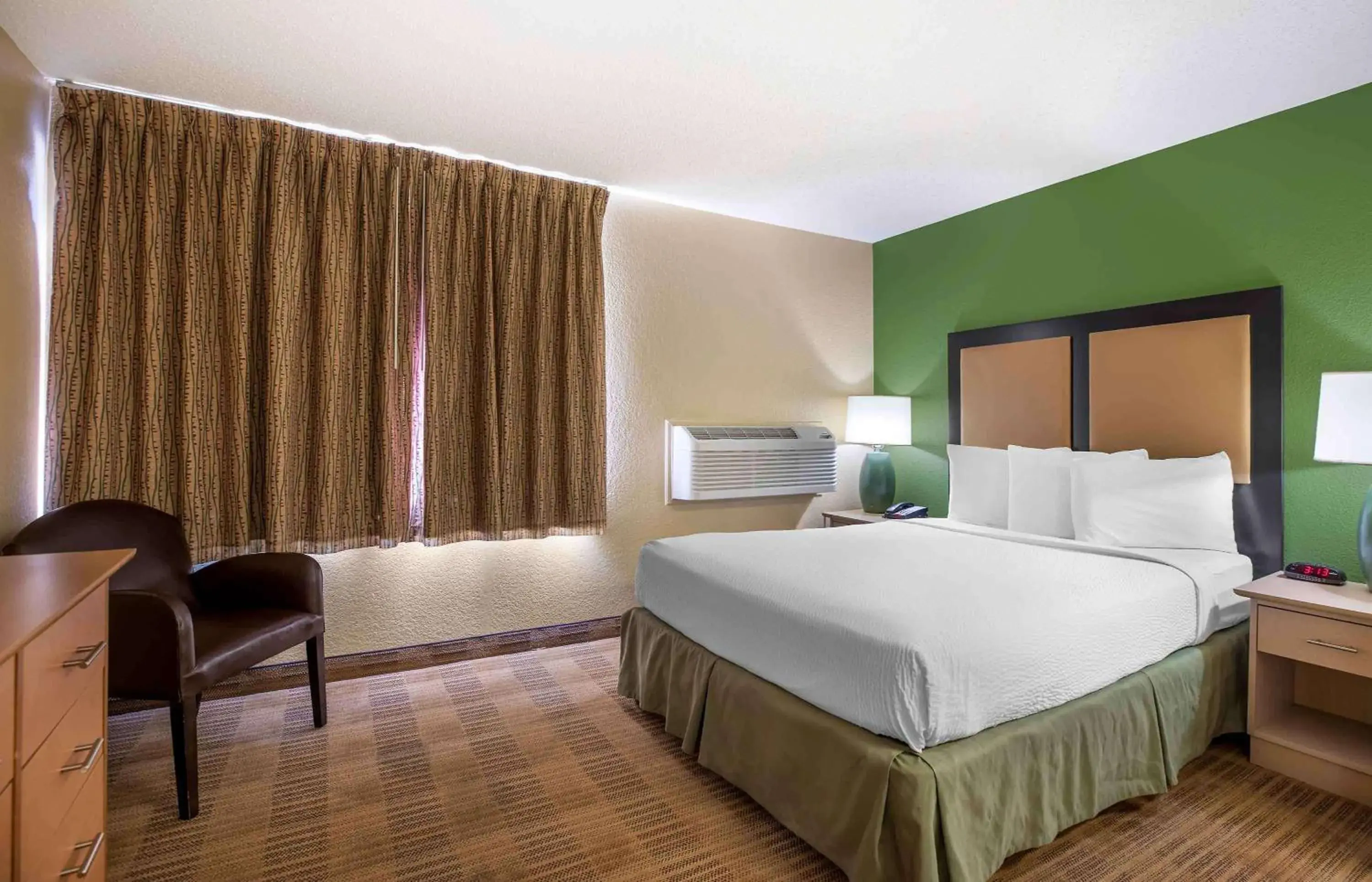 Bedroom, Bed in Extended Stay America Select Suites - Denver - Tech Center South Bedroom, Bed in Extended Stay America Select Suites - Denver - Tech Center South