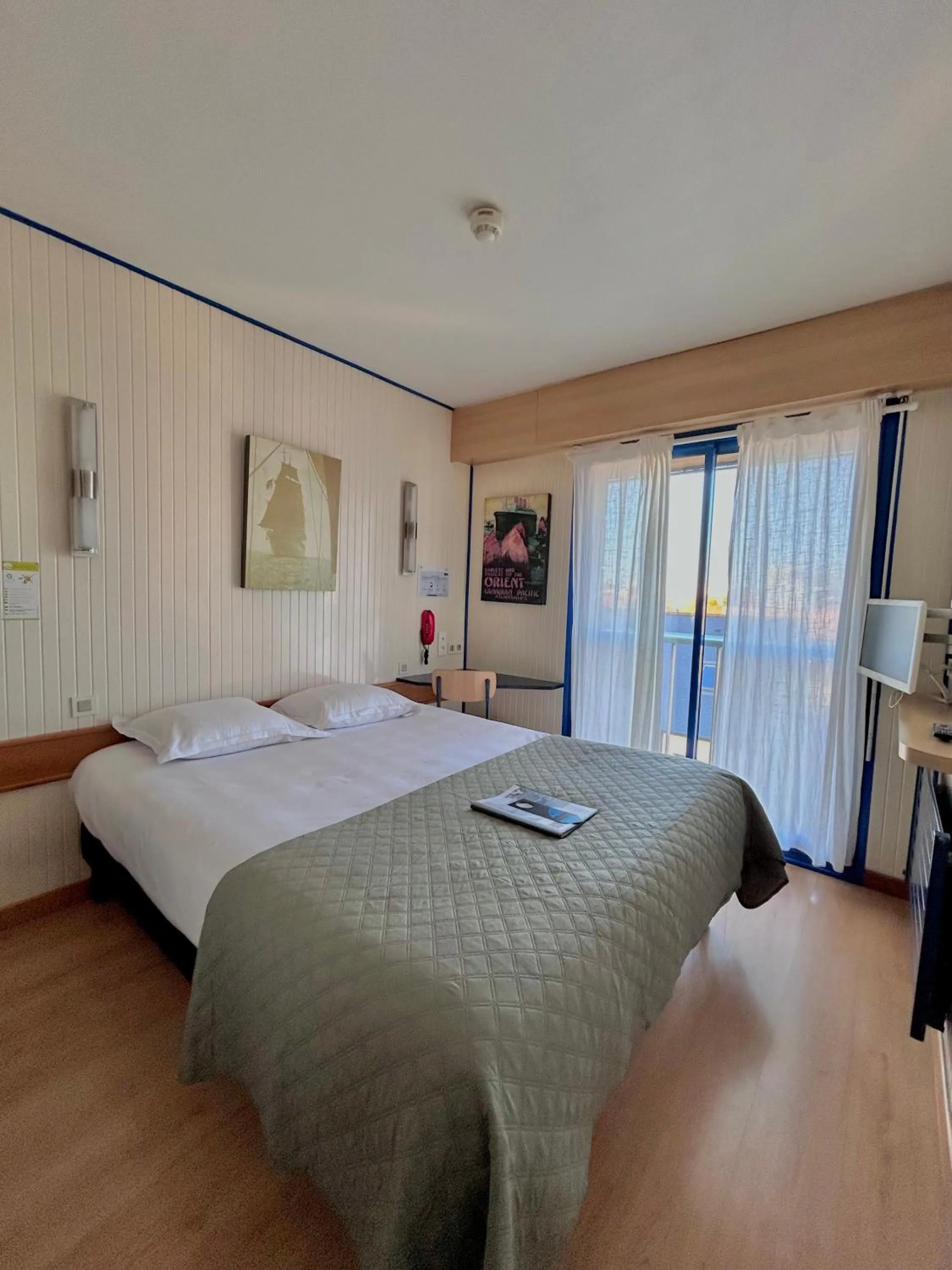 Bed in Hotel Arcantis Le Voltaire