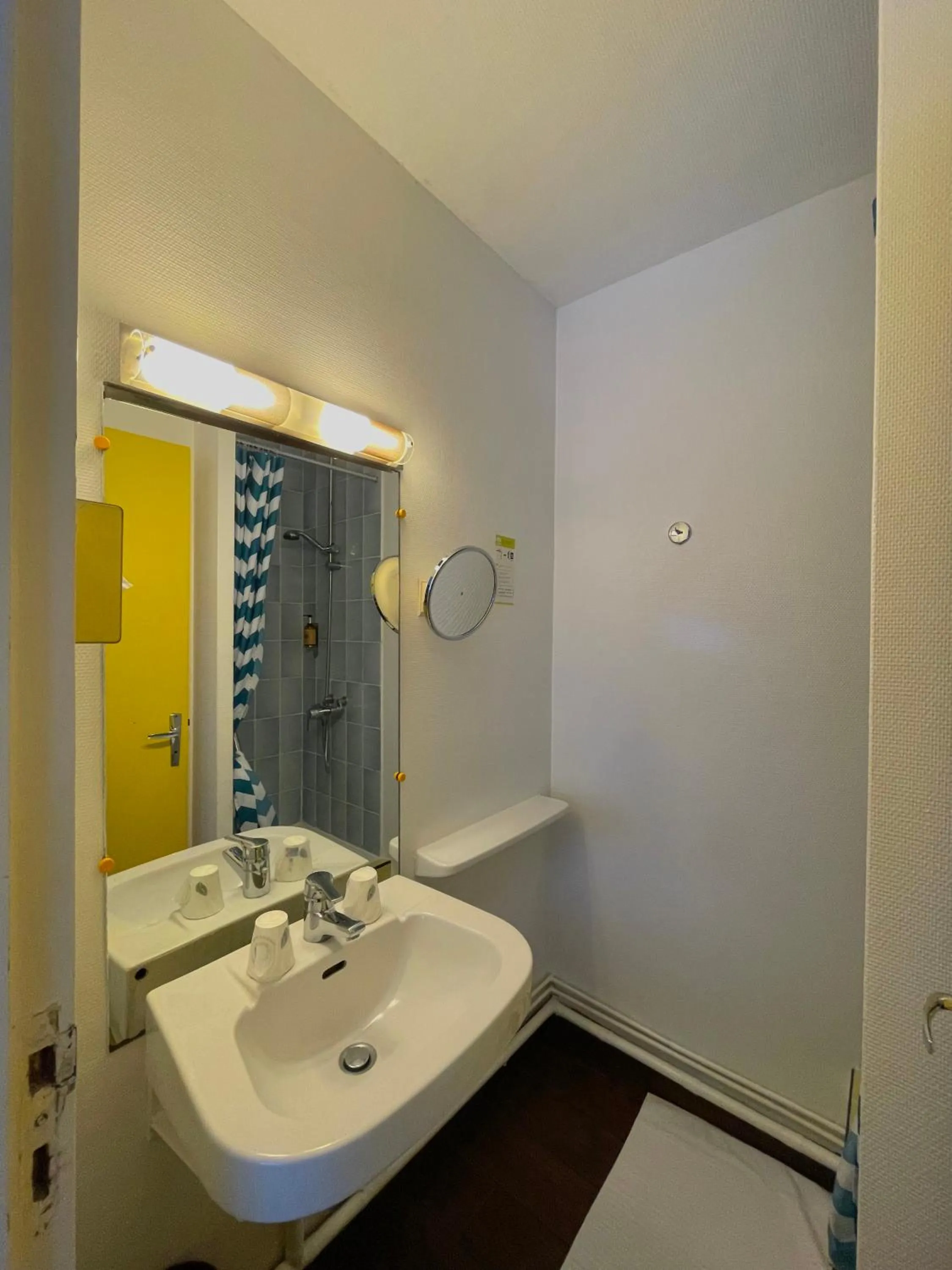 Shower in Hotel Arcantis Le Voltaire