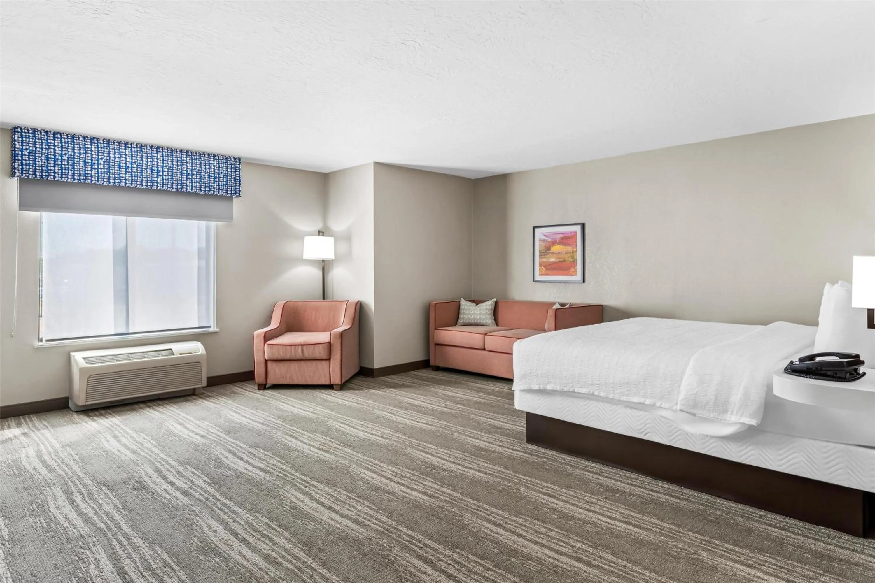 Living room, Bed in Hampton Inn & Suites Farmington