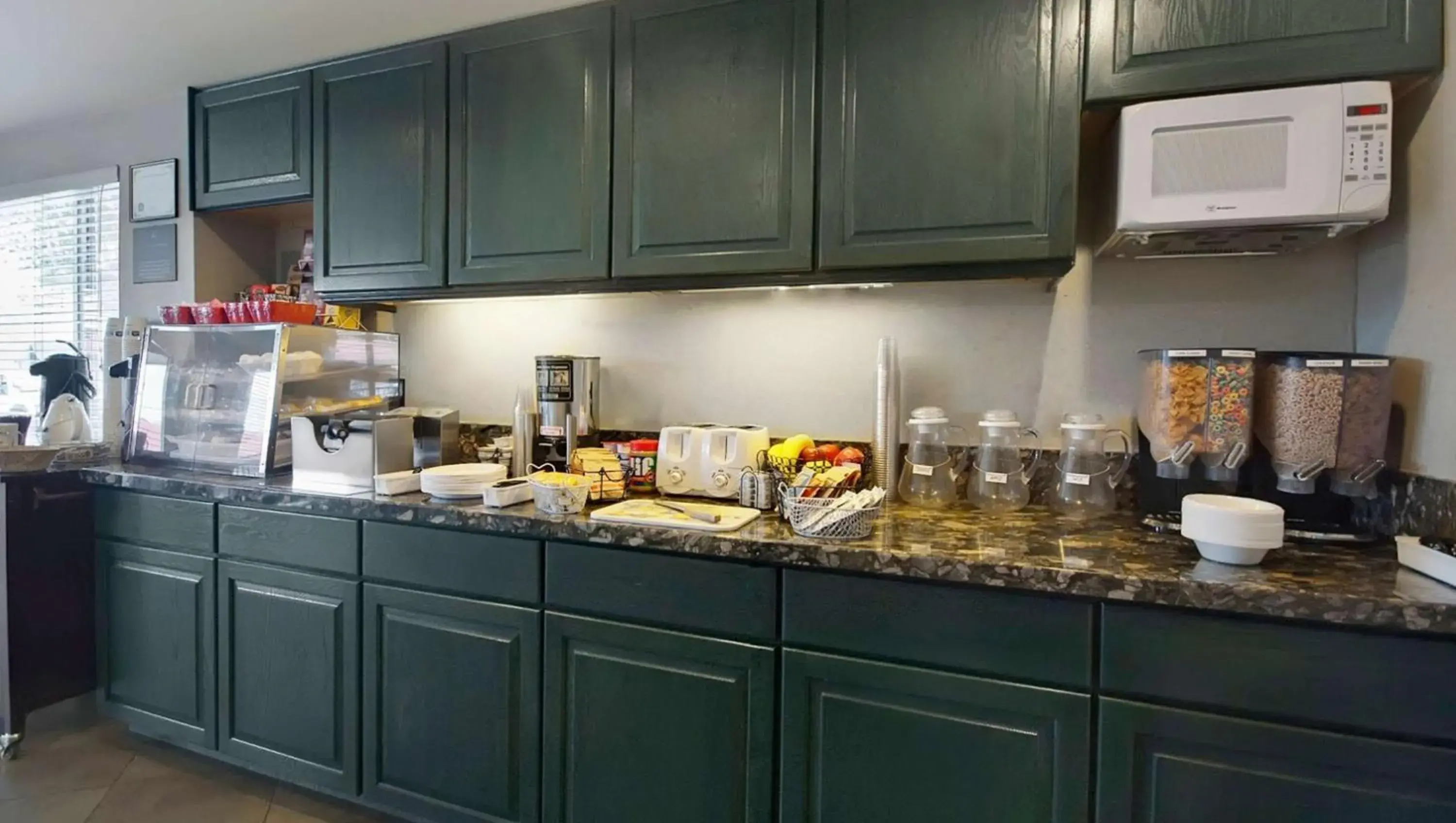 Breakfast in Magnuson Hotel Park Vue Breakfast in Magnuson Hotel Park Vue