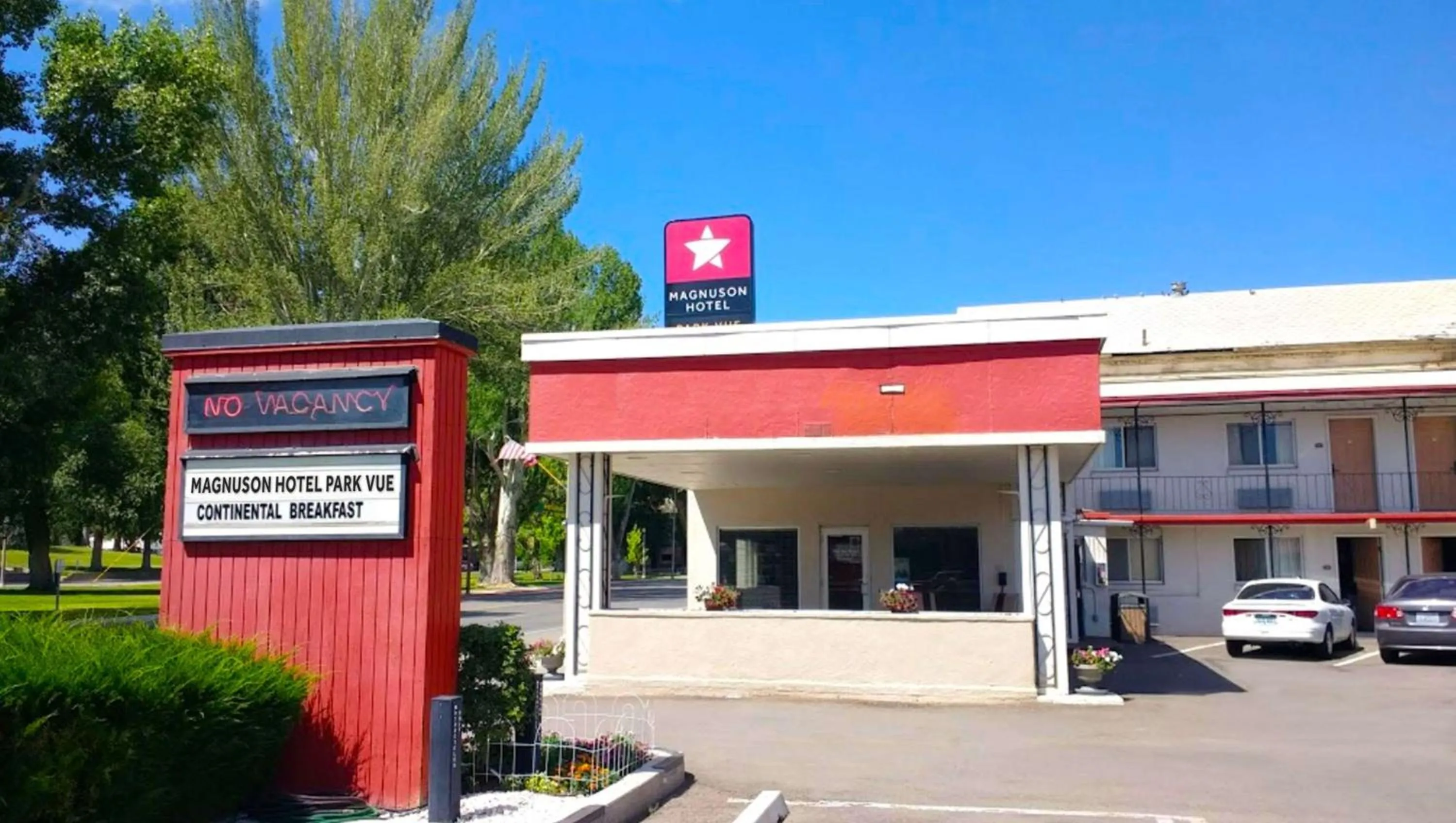 Property building in Magnuson Hotel Park Vue