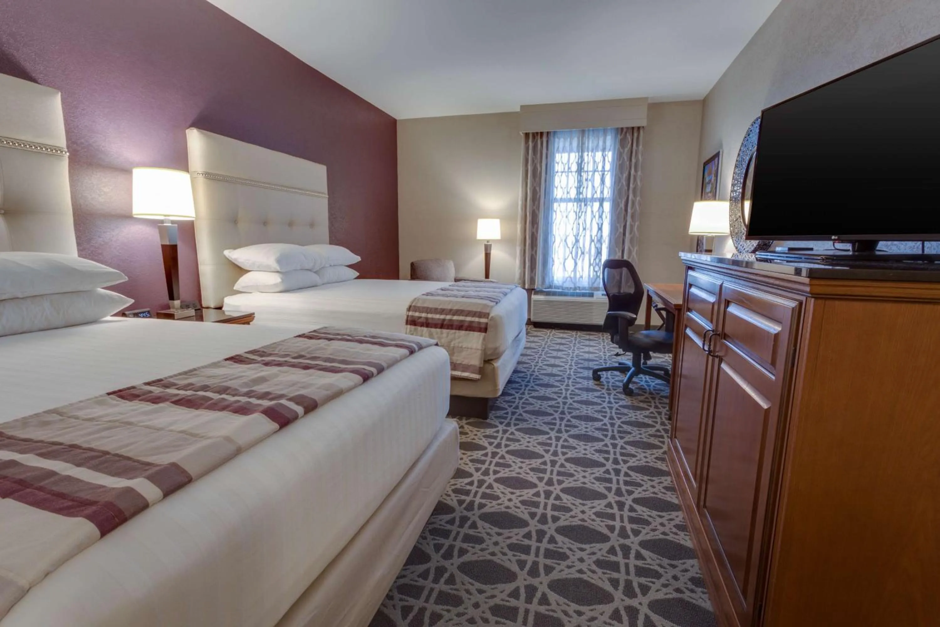 Photo of the whole room, Bed in Drury Inn & Suites Las Cruces