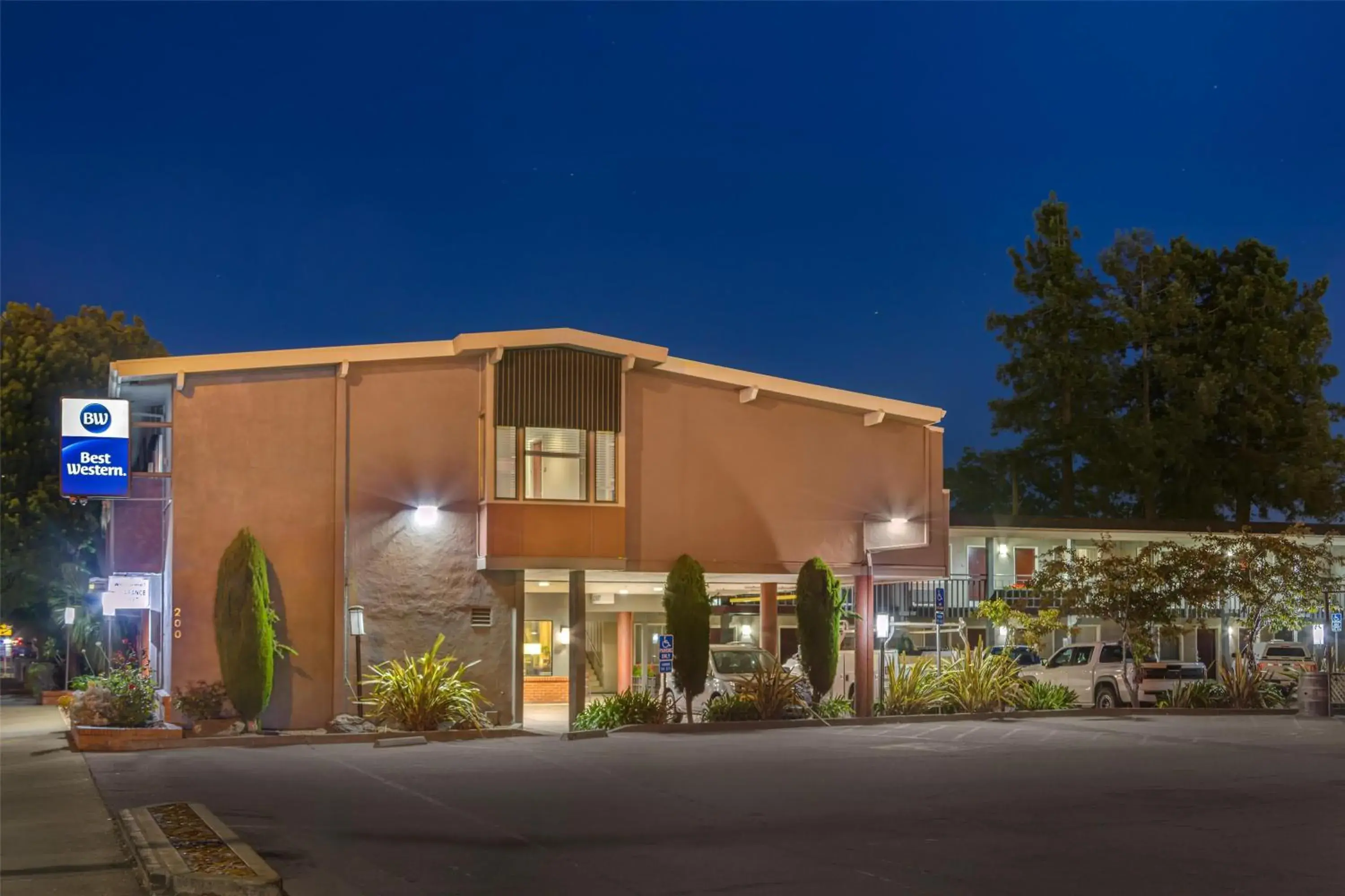 Property building in Best Western Petaluma Inn Property building in Best Western Petaluma Inn